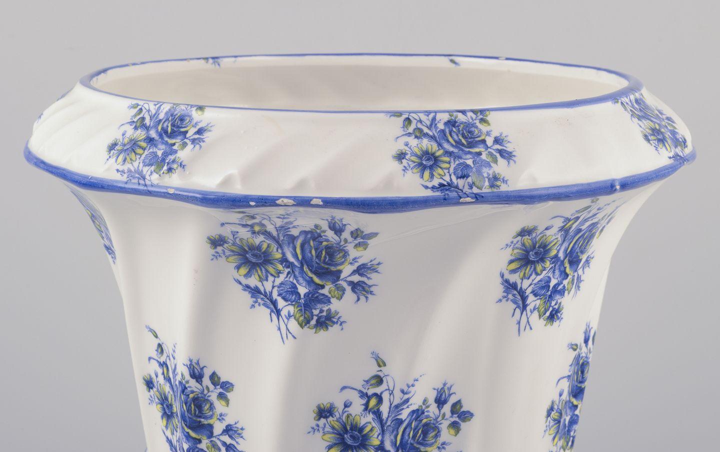 Italian Capodimonte, Italy. Large flowerpot in faience. Mid-20th C. For Sale