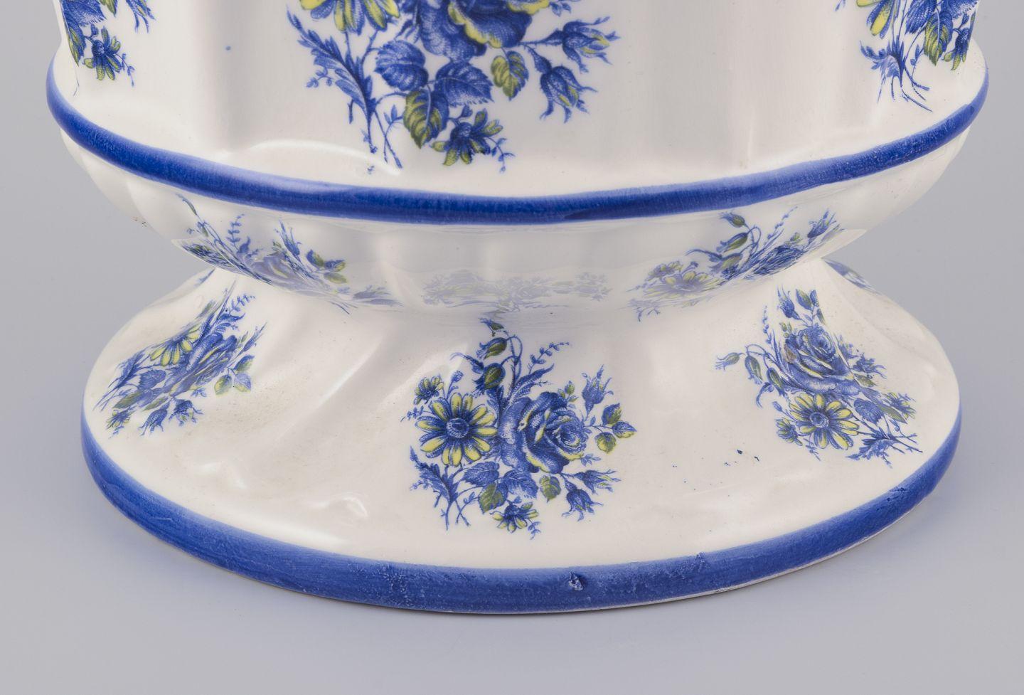 Capodimonte, Italy. Large flowerpot in faience. Mid-20th C. In Excellent Condition For Sale In København, Copenhagen