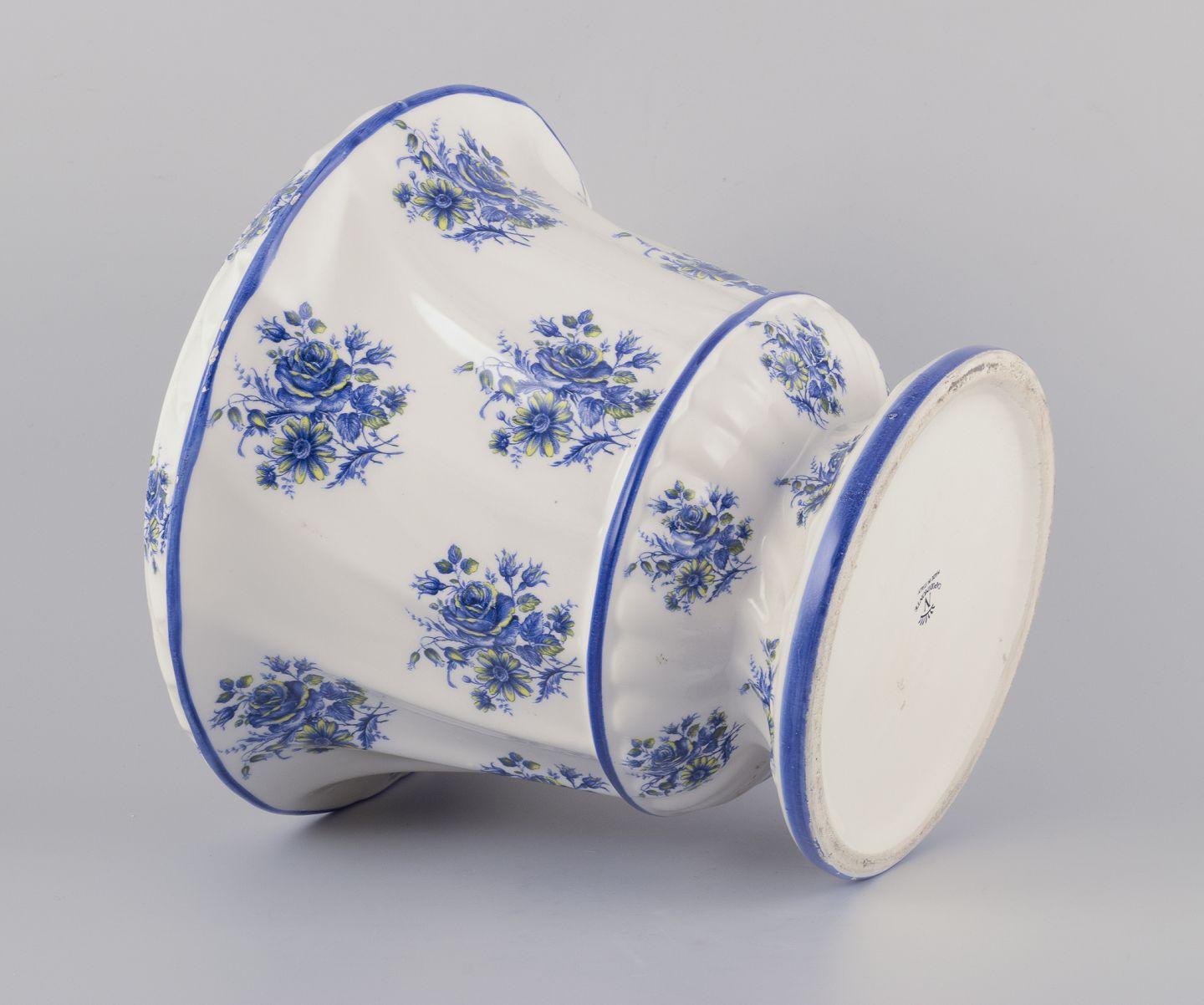 20th Century Capodimonte, Italy. Large flowerpot in faience. Mid-20th C. For Sale