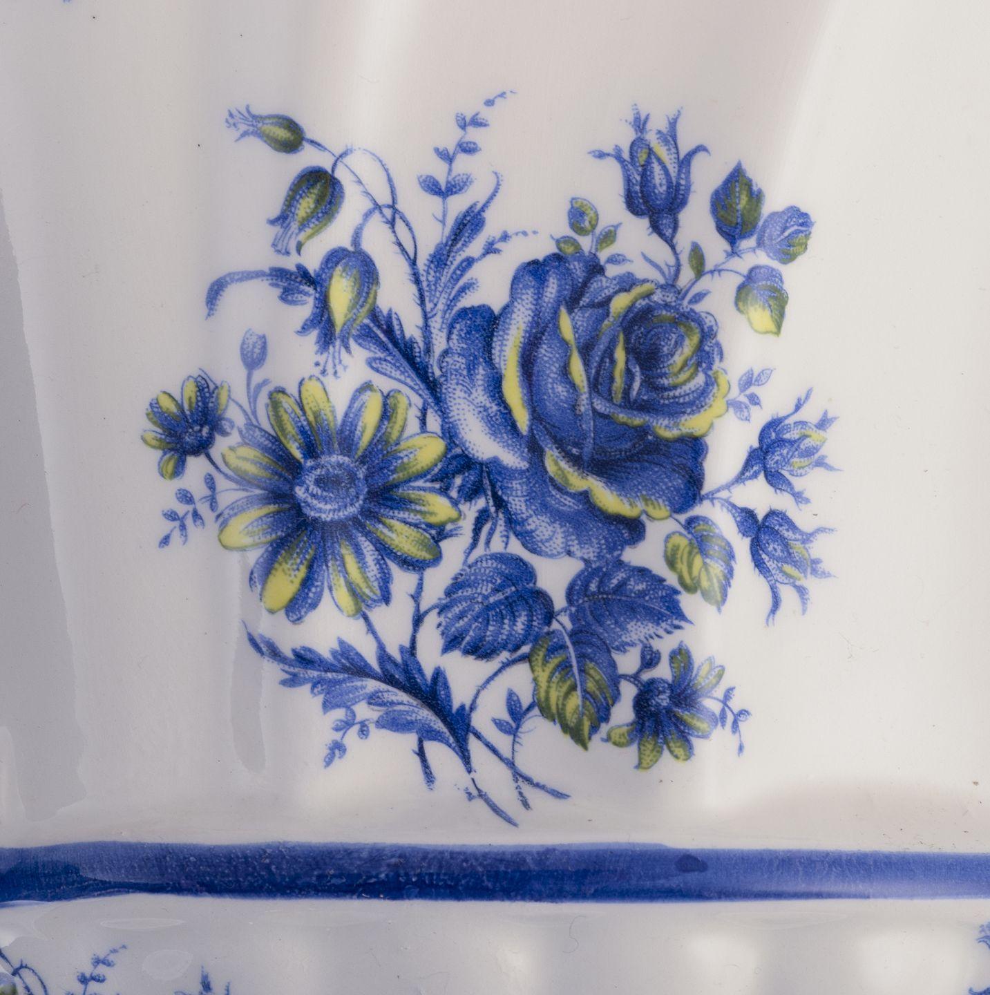 Faience Capodimonte, Italy. Large flowerpot in faience. Mid-20th C. For Sale