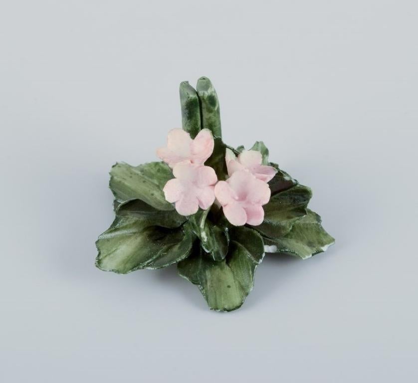 Capodimonte, Italy.  Six porcelain table card holders shaped like water lilies In Good Condition For Sale In Copenhagen, DK