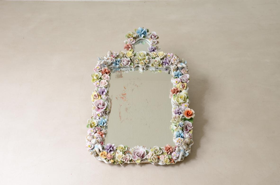 Néo-rococo Miroir Capodimonte avec important cadre en porcelaine polychrome en vente
