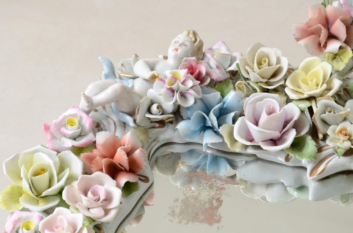 italien Miroir Capodimonte avec important cadre en porcelaine polychrome en vente