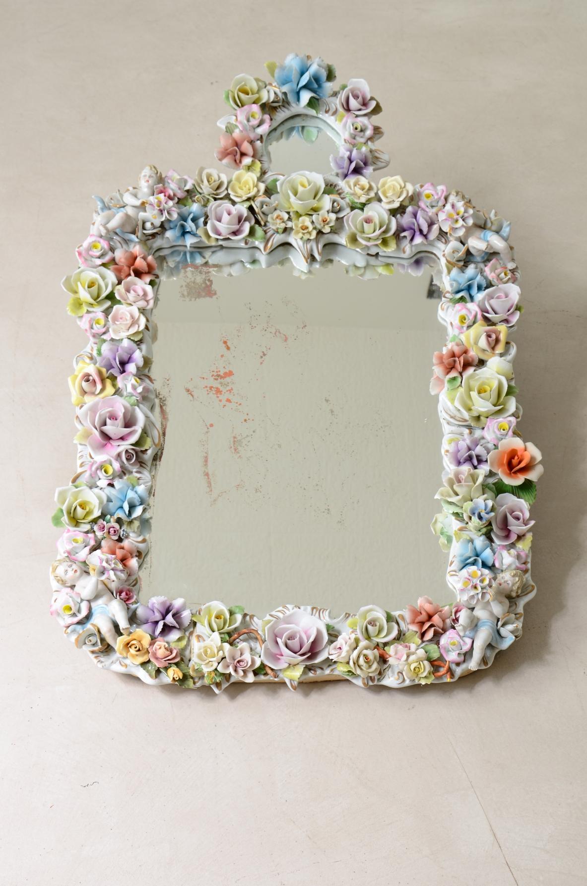20ième siècle Miroir Capodimonte avec important cadre en porcelaine polychrome en vente