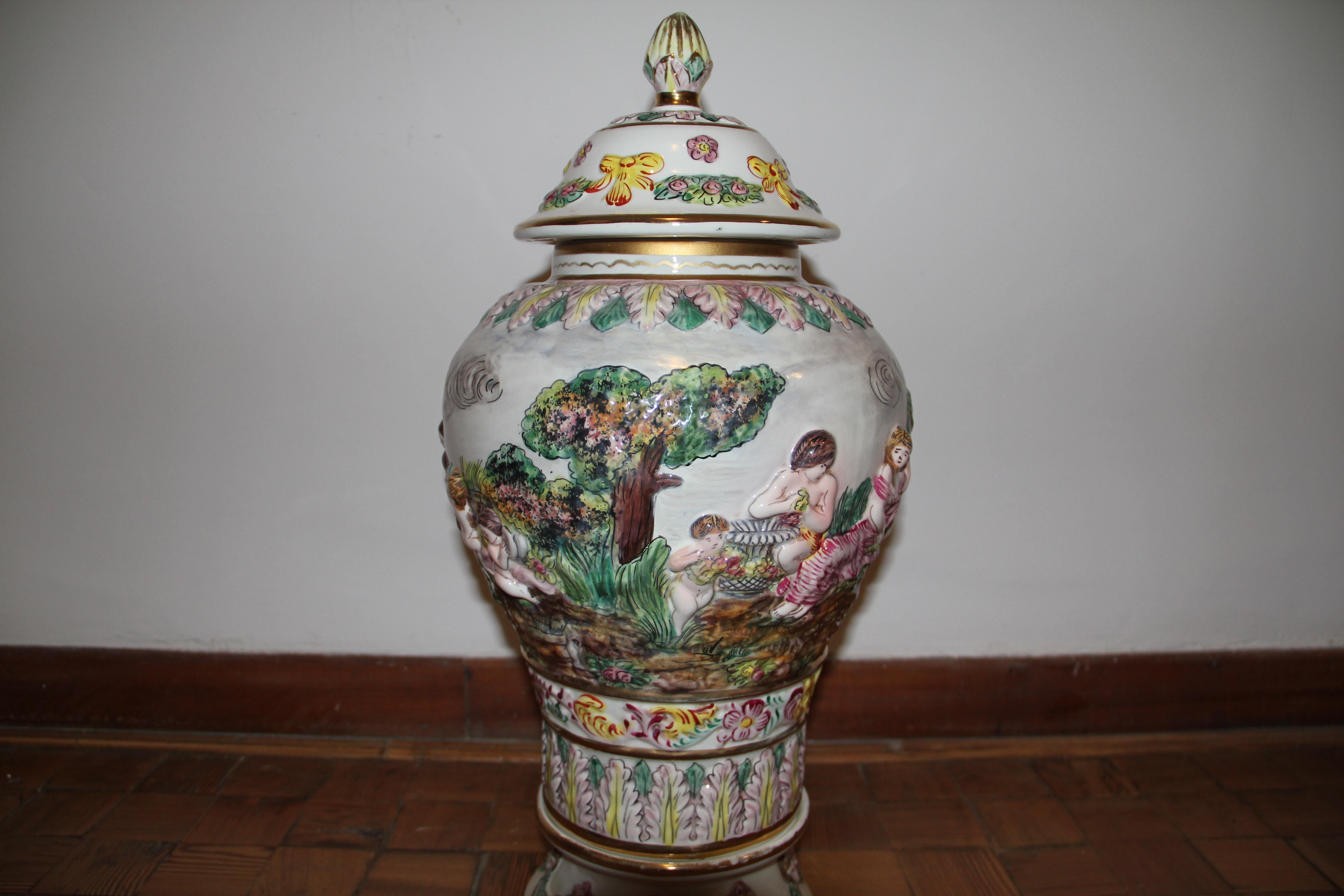 Capodimonte Porcelain Baluster Vase, Cover and Stand, Early 20th Century In Good Condition For Sale In Napoli, IT