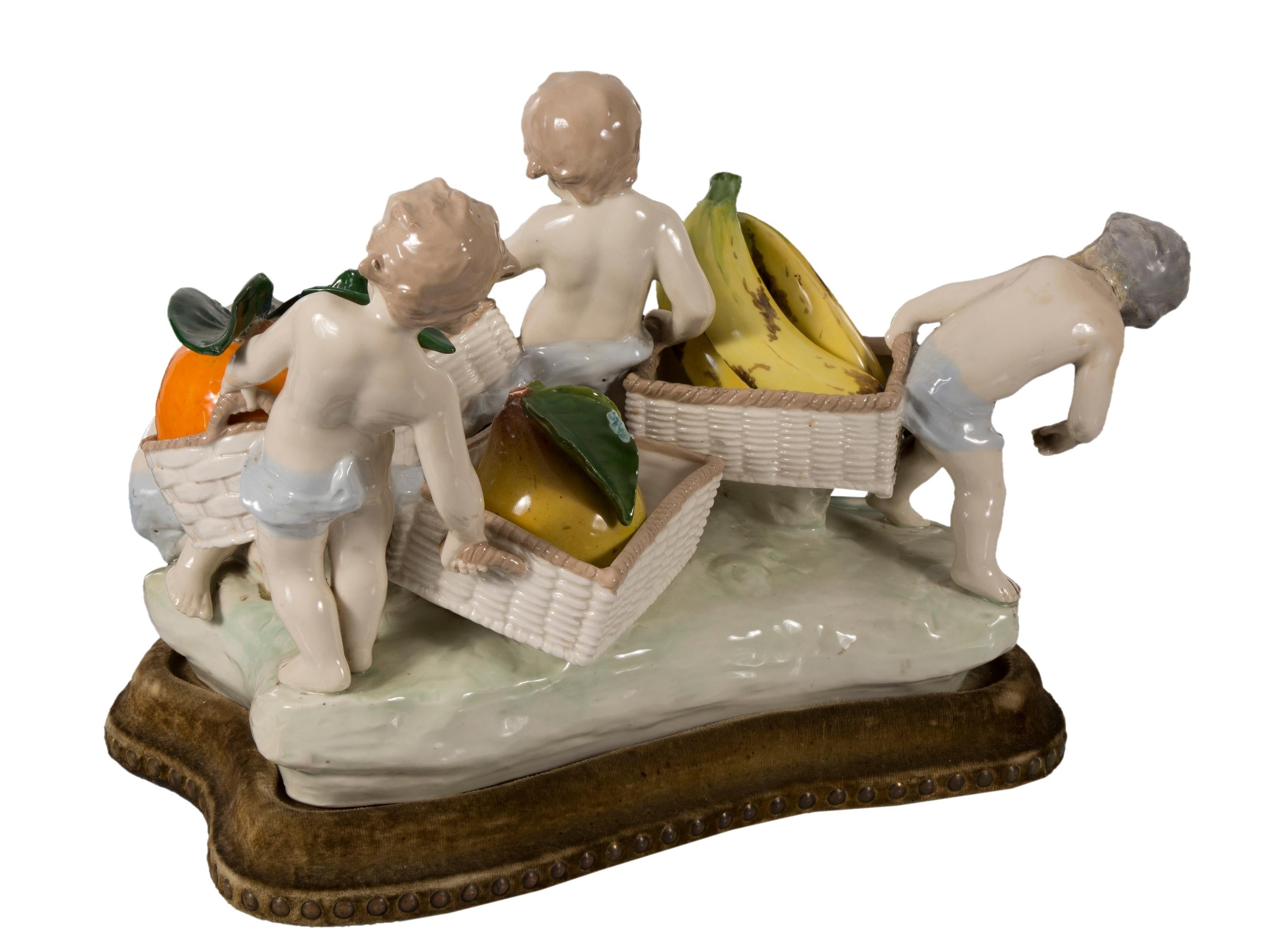 Tafelaufsatz aus Capodimonte-Porzellan, Kinder mit Obstkörben (Sonstiges) im Angebot