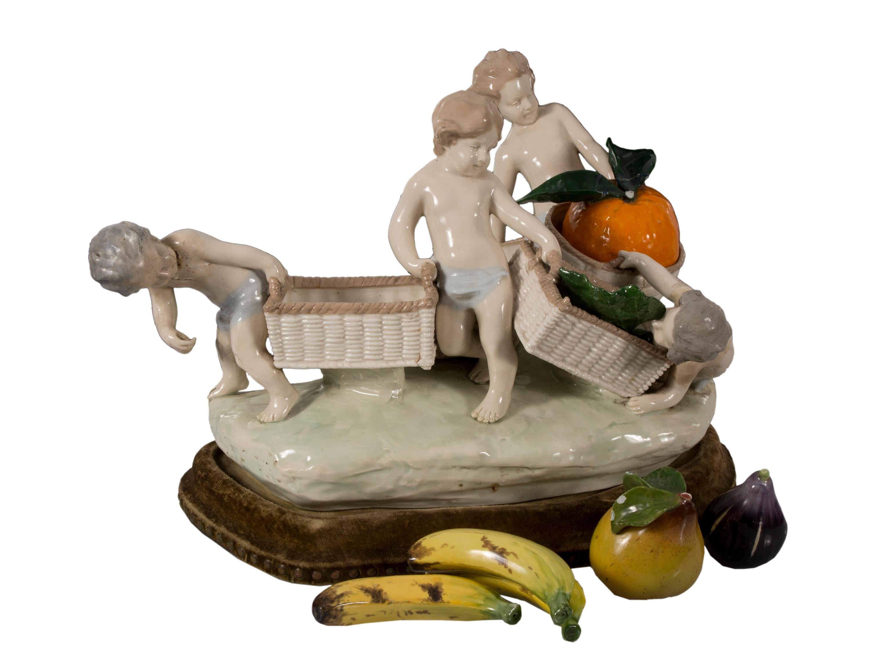 Tafelaufsatz aus Capodimonte-Porzellan, Kinder mit Obstkörben (Europäisch) im Angebot