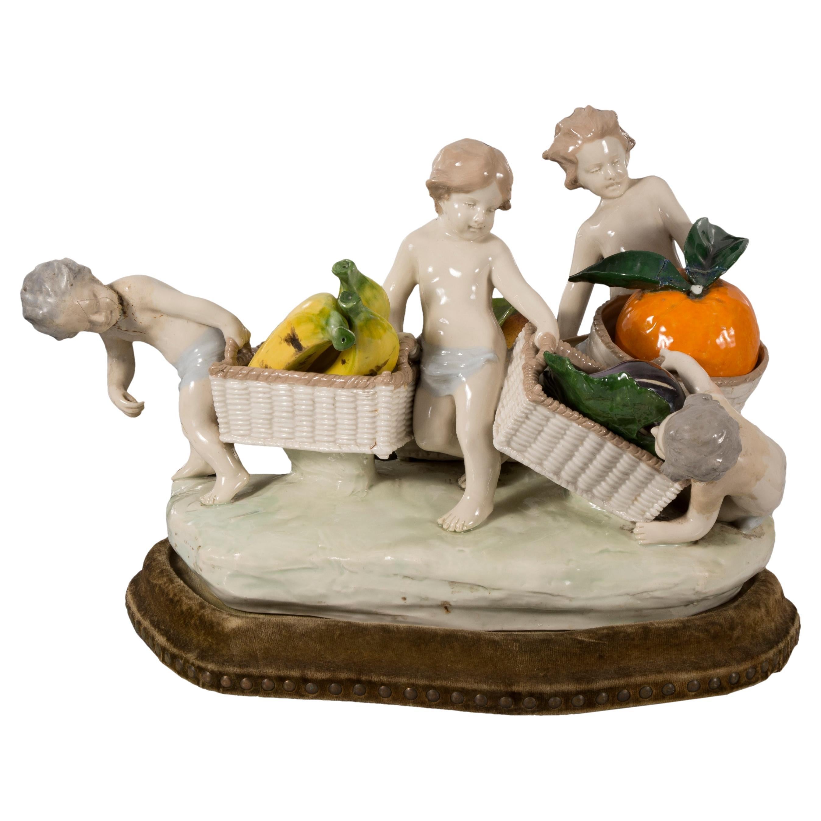 Centrotavola in porcellana di Capodimonte, bambini con cesti di frutta