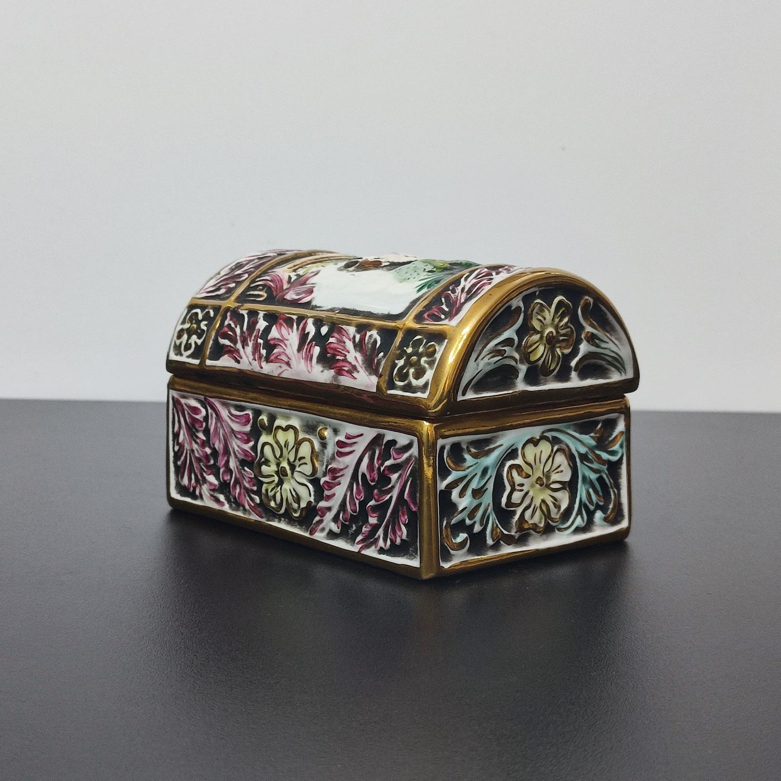 20ième siècle Capodimonte Porcelain Chest, Jewelry Box, Italy Mid 20th Century - LIVRAISON GRATUITE en vente