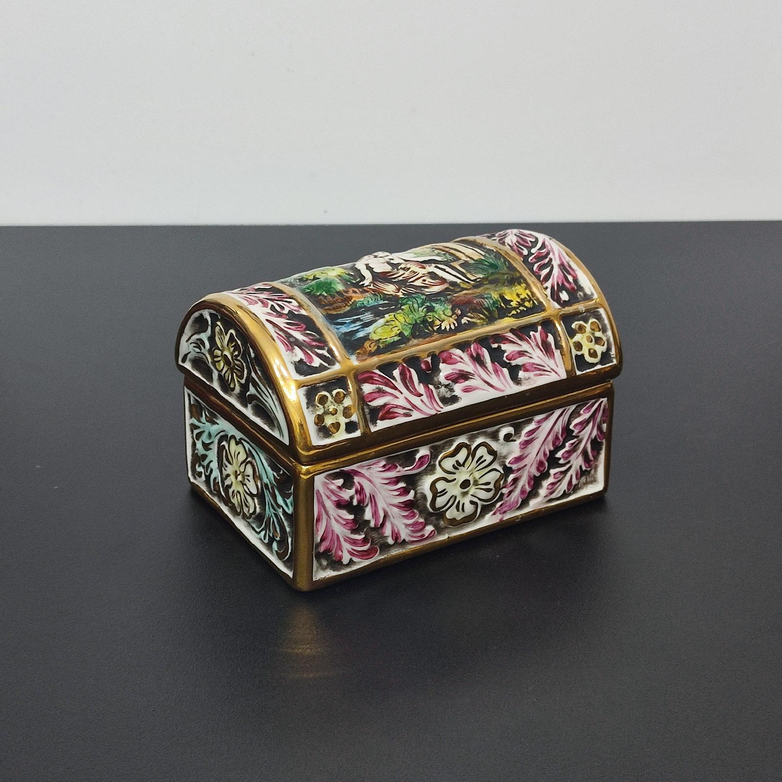 Capodimonte Porcelain Chest, Jewelry Box, Italy Mid 20th Century - FREE SHIPPING For Sale 4