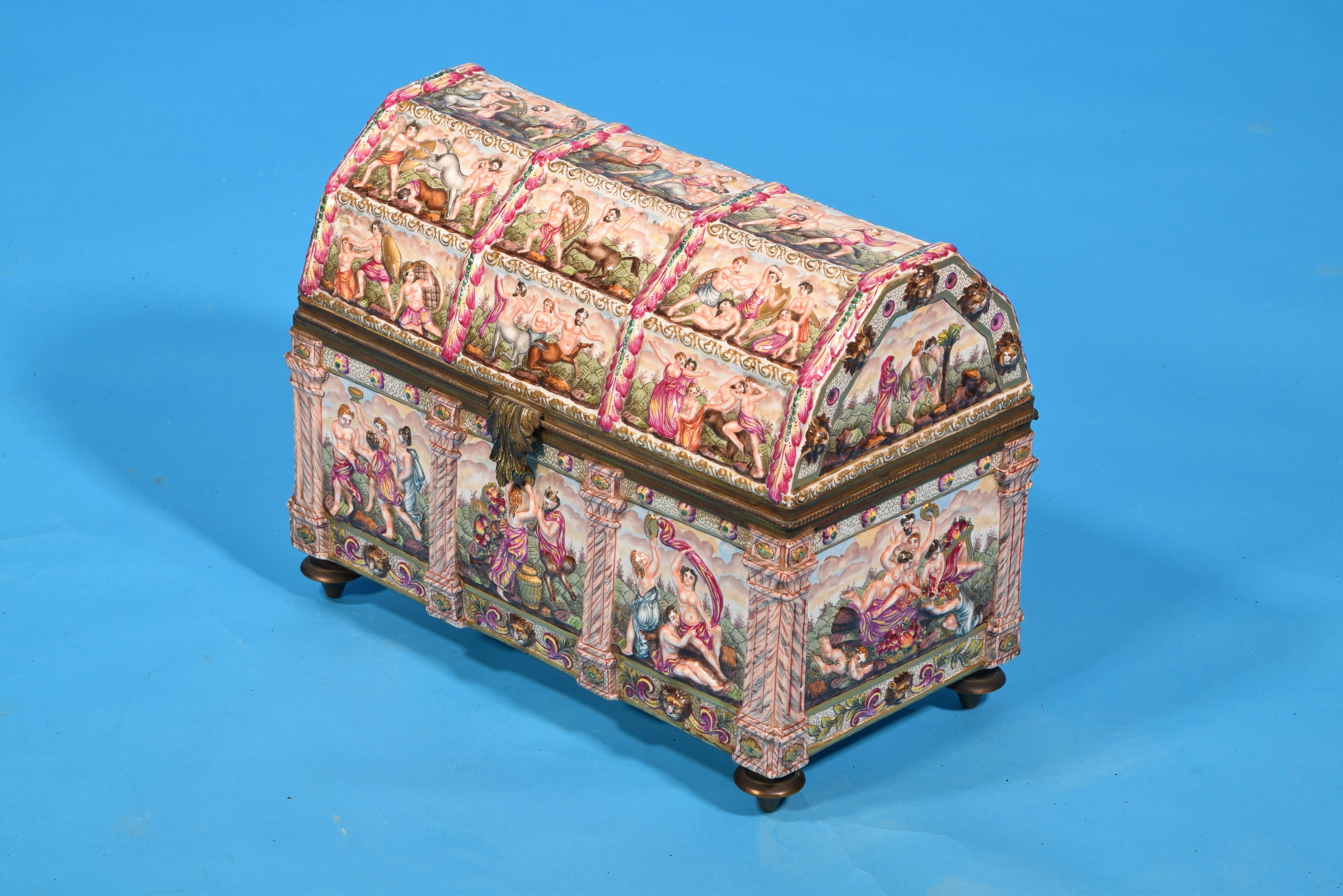 Capodimonte Porcelain Chest or Jewelry Box, Italy, 19th Century, with Marks In Fair Condition In Madrid, ES