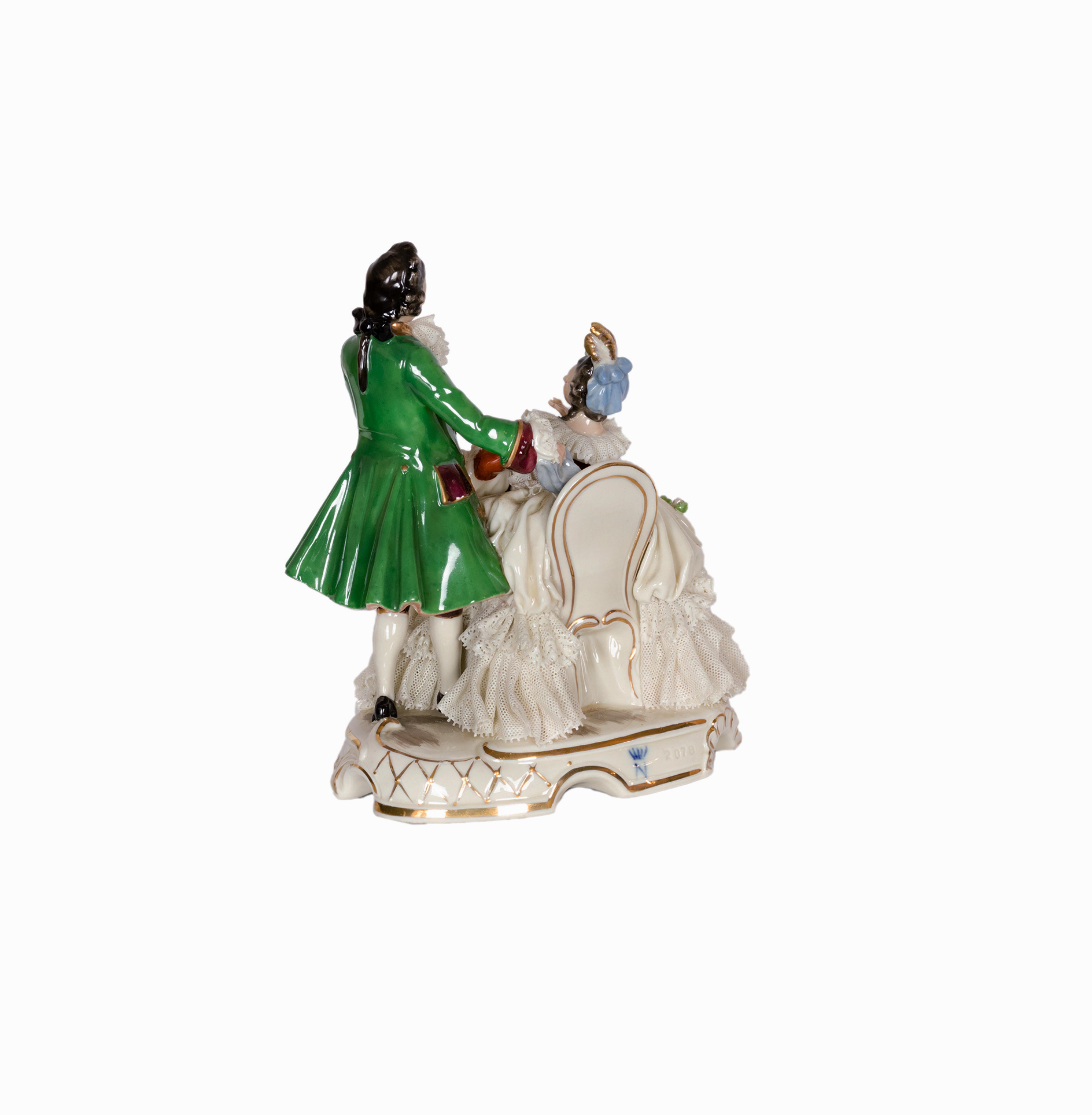 Porcelaine napolitaine de Capodimonte de style baroque représentant une scène de salon français, une femme assise dans un fauteuil jouant du luth et un admirateur essayant de l'impressionner, marquée 'N' et '2078' dans la base, comme vous pouvez le