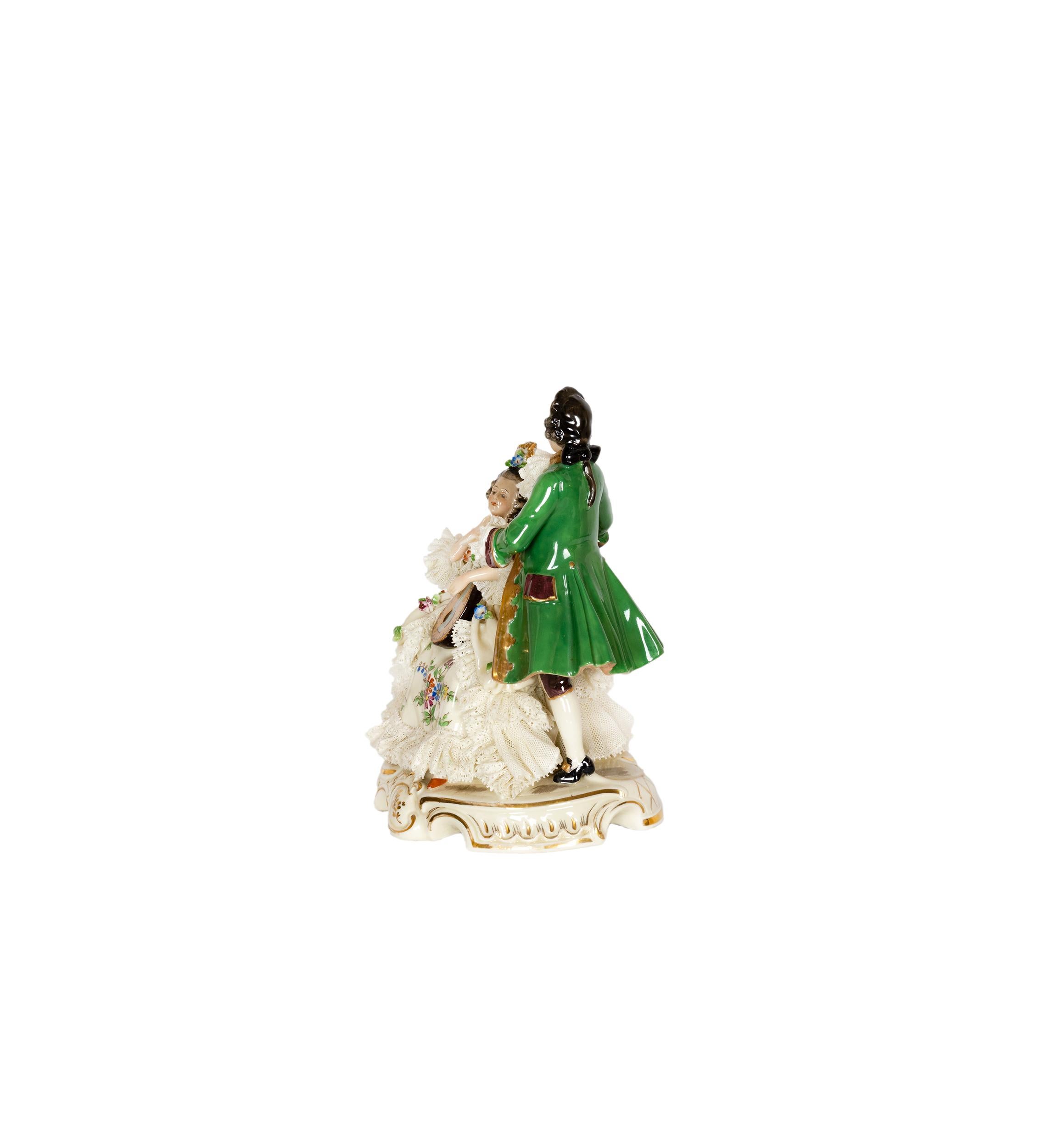 Porcellana napoletana di Capodimonte in stile barocco raffigurante una scena di salotto francese, una donna seduta in poltrona che suona il liuto e un ammiratore maschio che cerca di far colpo su di lei, marcata 'N' e '2078' sulla base, come si può