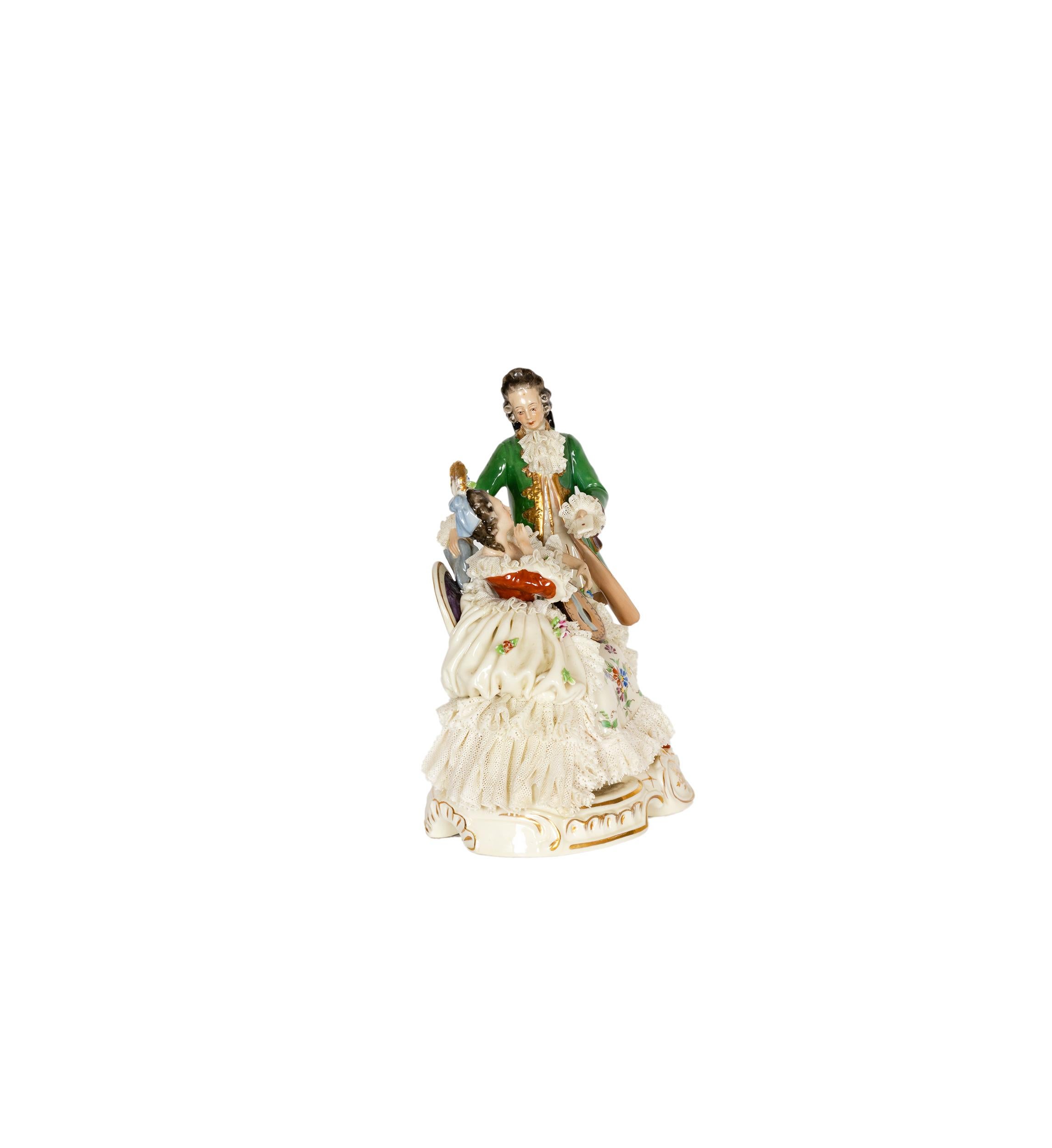 Italiano Figura di coppia che suona il liuto in porcellana di Capodimonte, inizio XX secolo in vendita