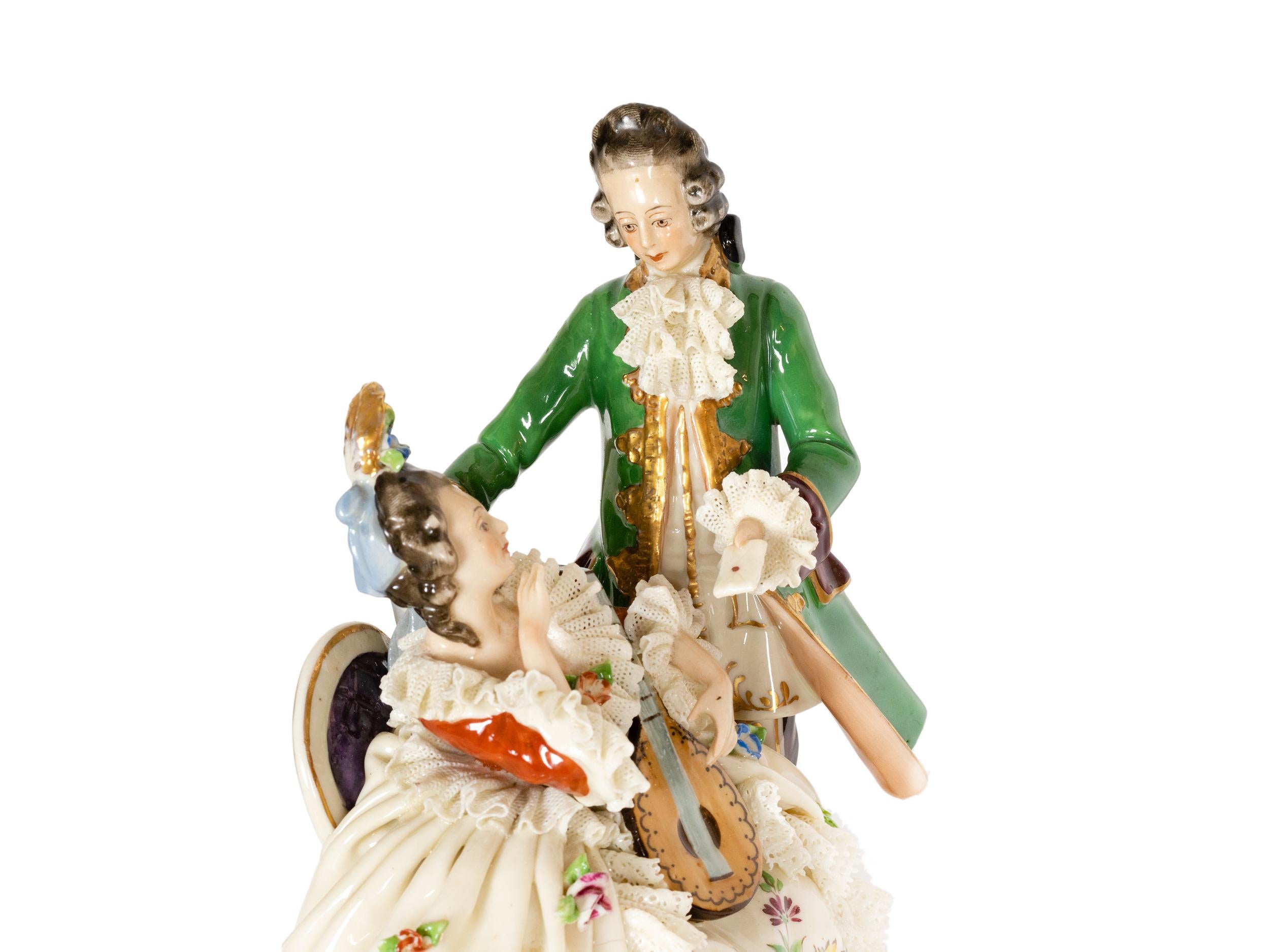 Figura di coppia che suona il liuto in porcellana di Capodimonte, inizio XX secolo In condizioni buone in vendita a Lisbon, PT
