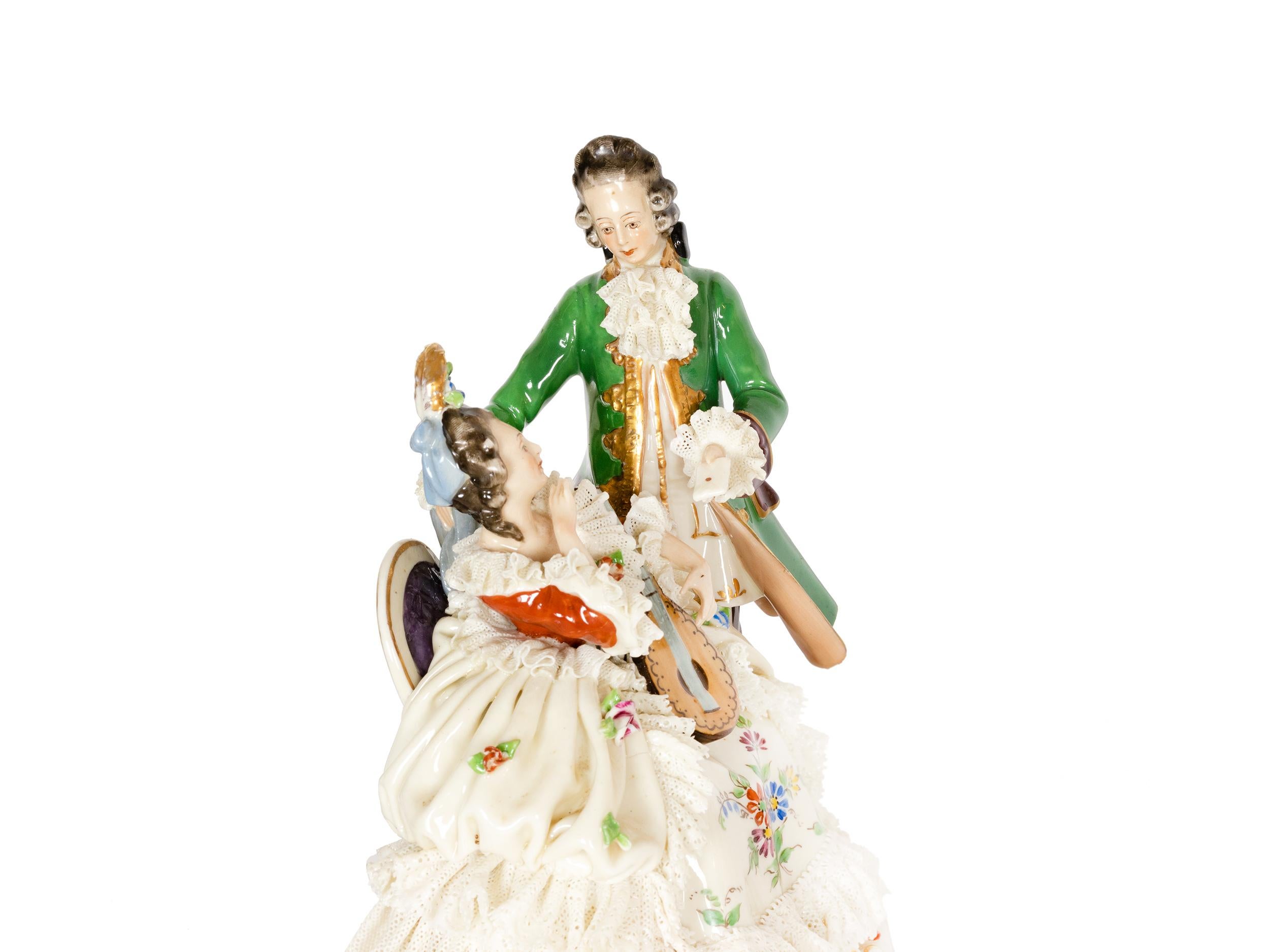 Porcellana Figura di coppia che suona il liuto in porcellana di Capodimonte, inizio XX secolo in vendita