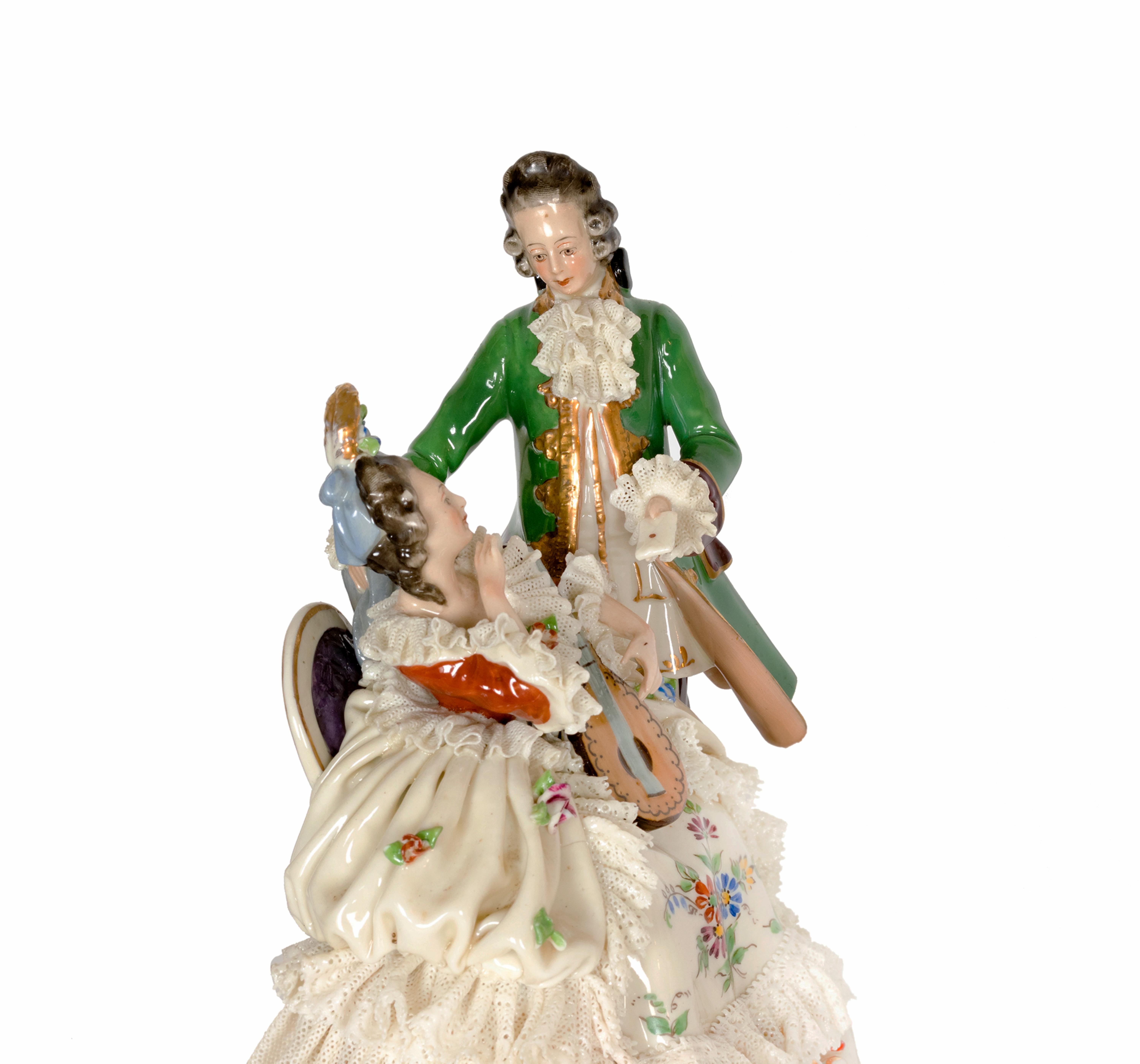 Capodimonte Porcelain Figure Of Couple Playing Lute, Early 20th Century In Good Condition For Sale In Lisbon, PT