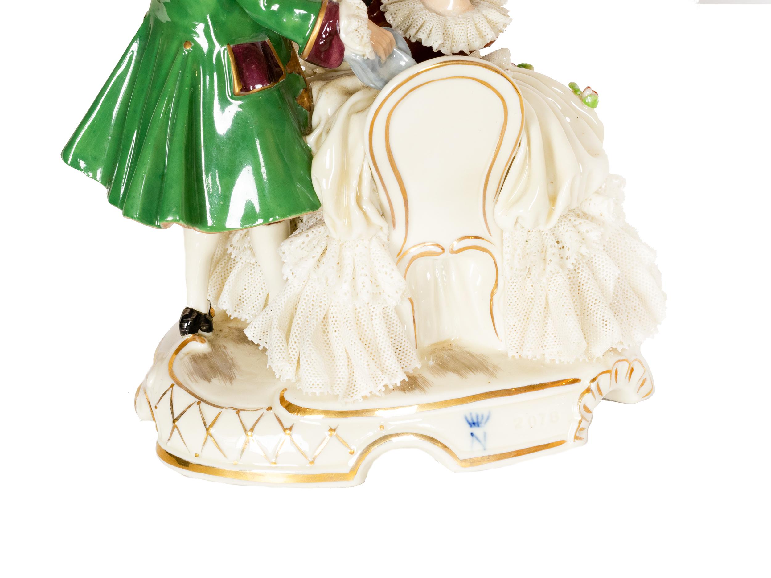Figura di coppia che suona il liuto in porcellana di Capodimonte, inizio XX secolo in vendita 1