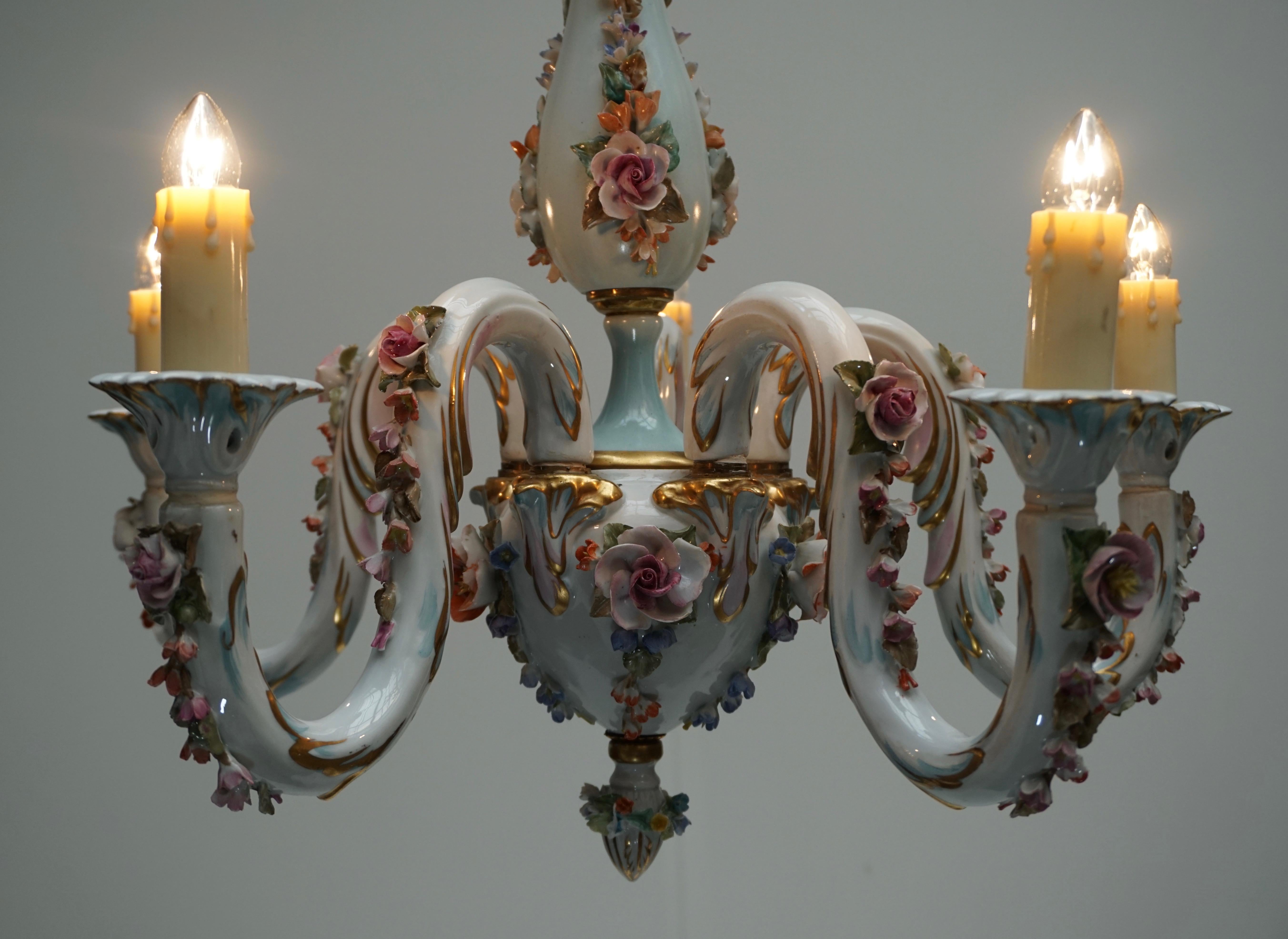 Lustre à cinq lumières en porcelaine de Capodimonte à motifs floraux, Italie en vente 3