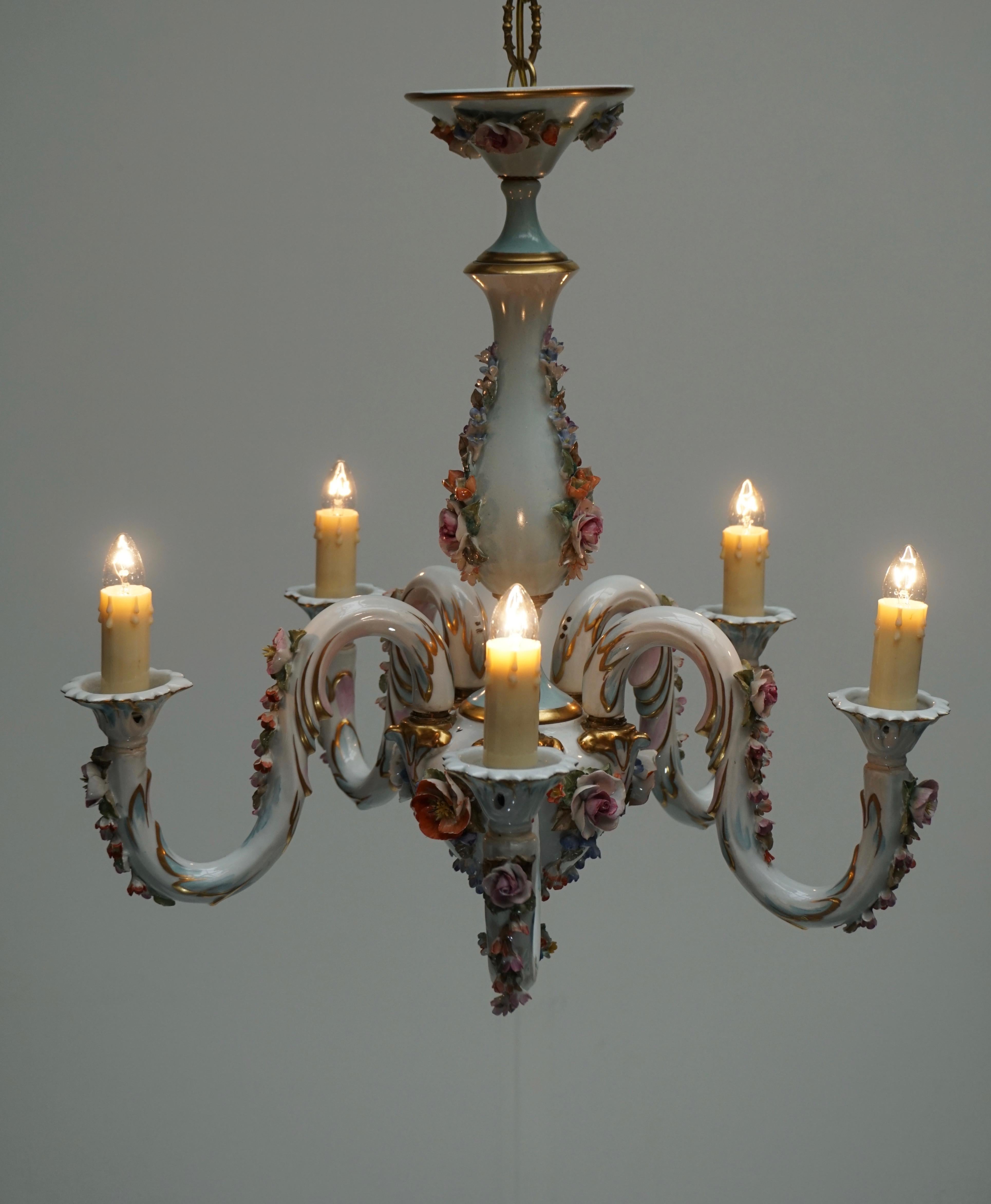 Lustre à cinq lumières en porcelaine de Capodimonte à motifs floraux, Italie en vente 8