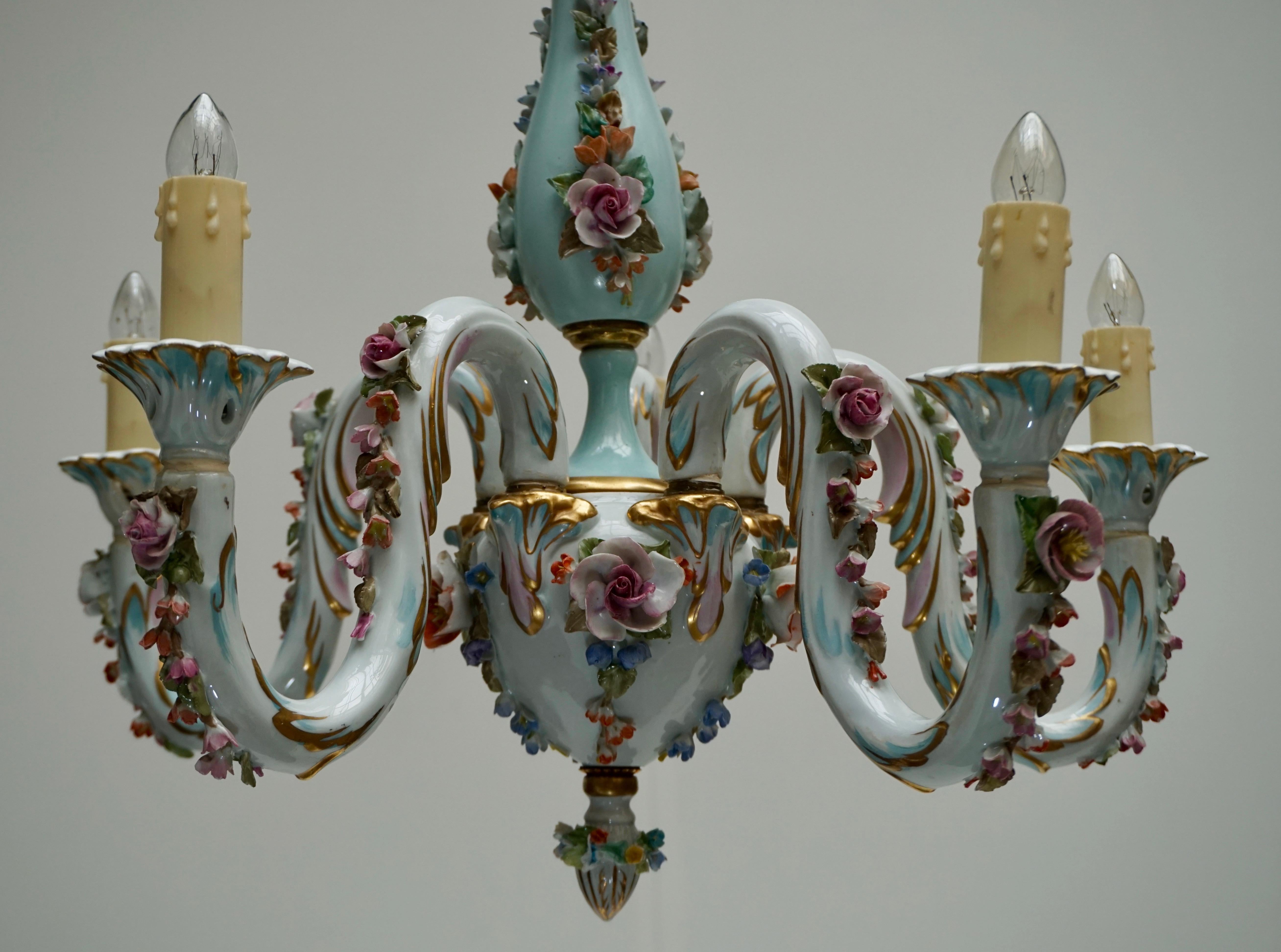Mid-Century Modern Lustre à cinq lumières en porcelaine de Capodimonte à motifs floraux, Italie en vente