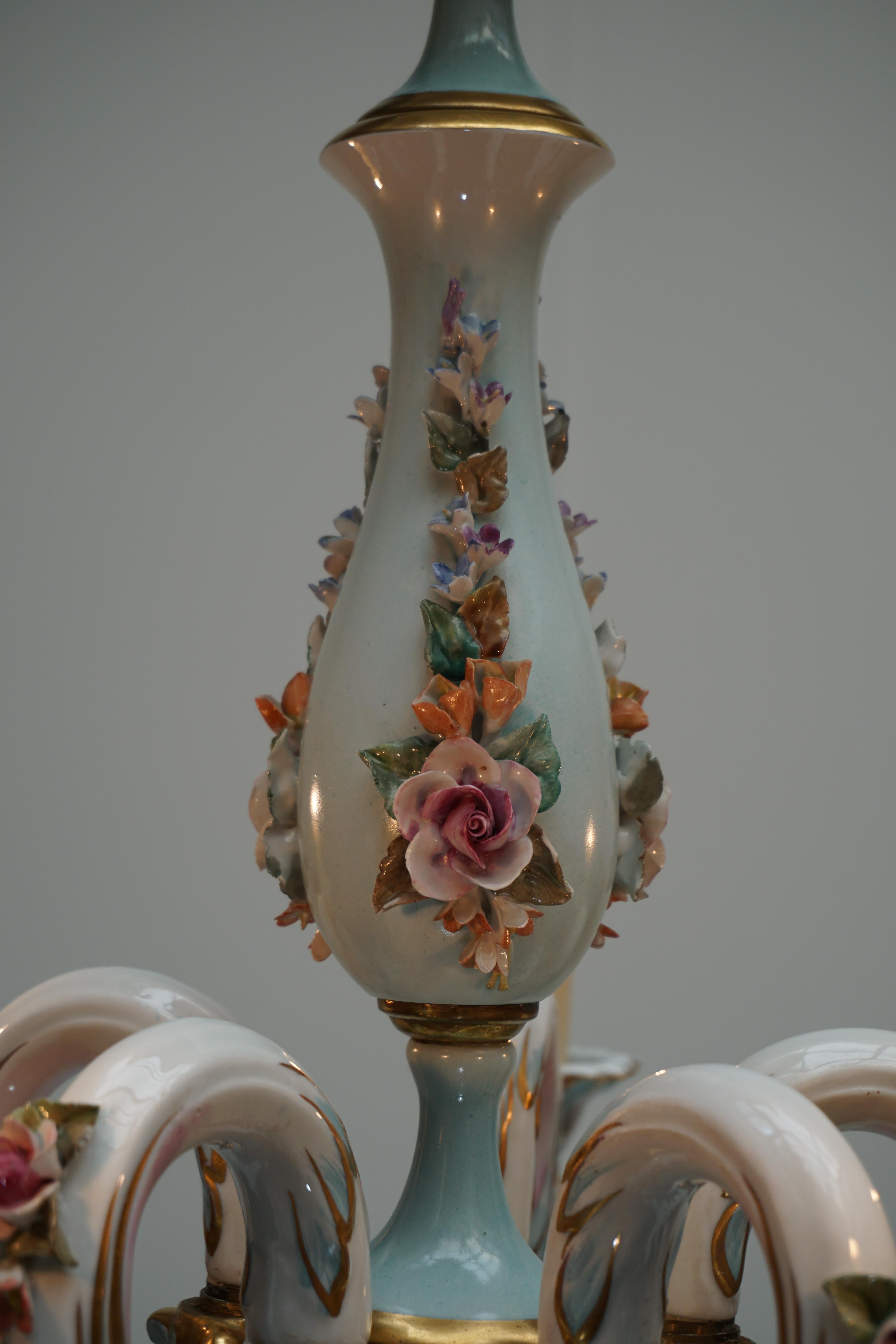 italien Lustre à cinq lumières en porcelaine de Capodimonte à motifs floraux, Italie en vente