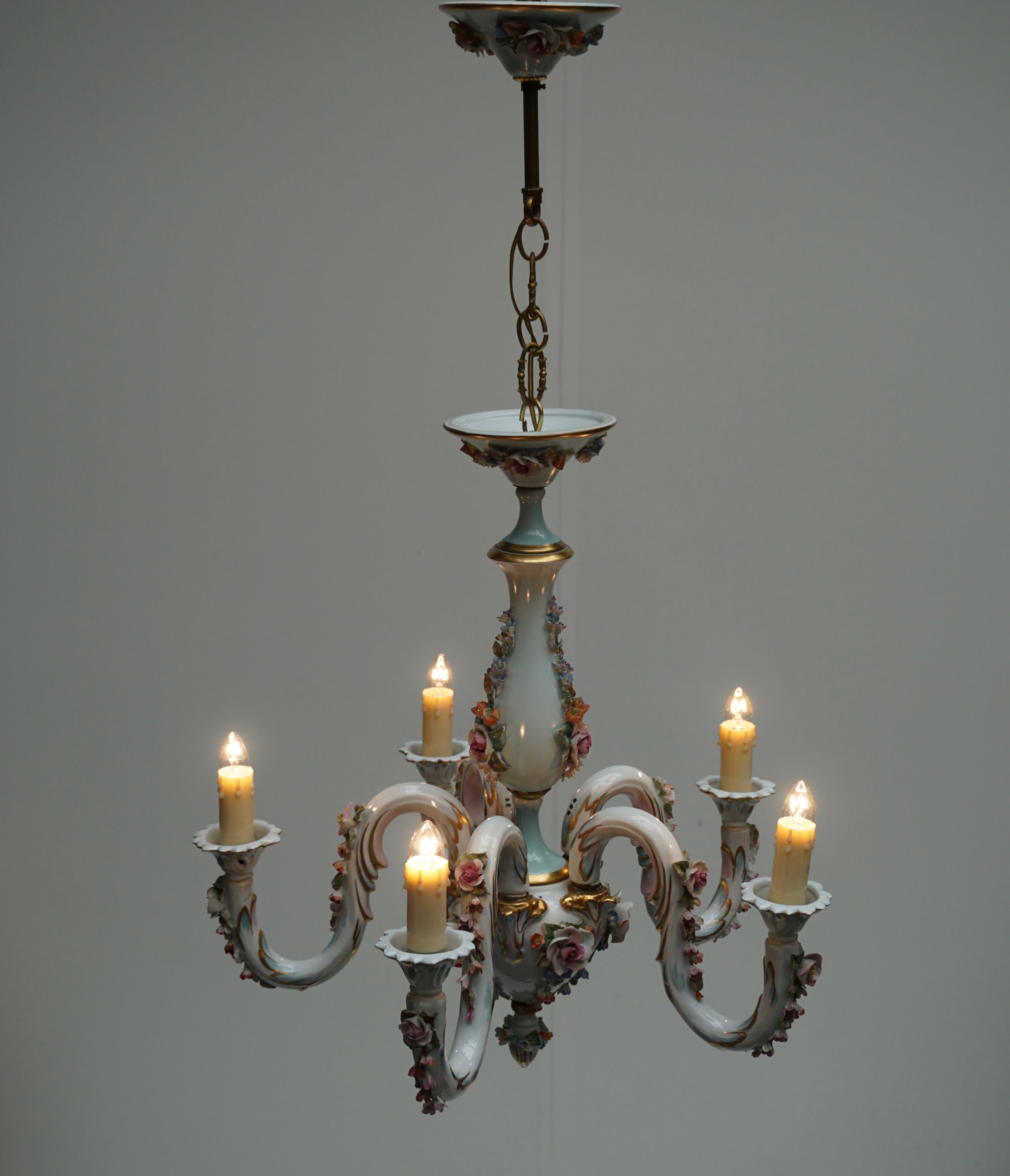 20ième siècle Lustre à cinq lumières en porcelaine de Capodimonte à motifs floraux, Italie en vente