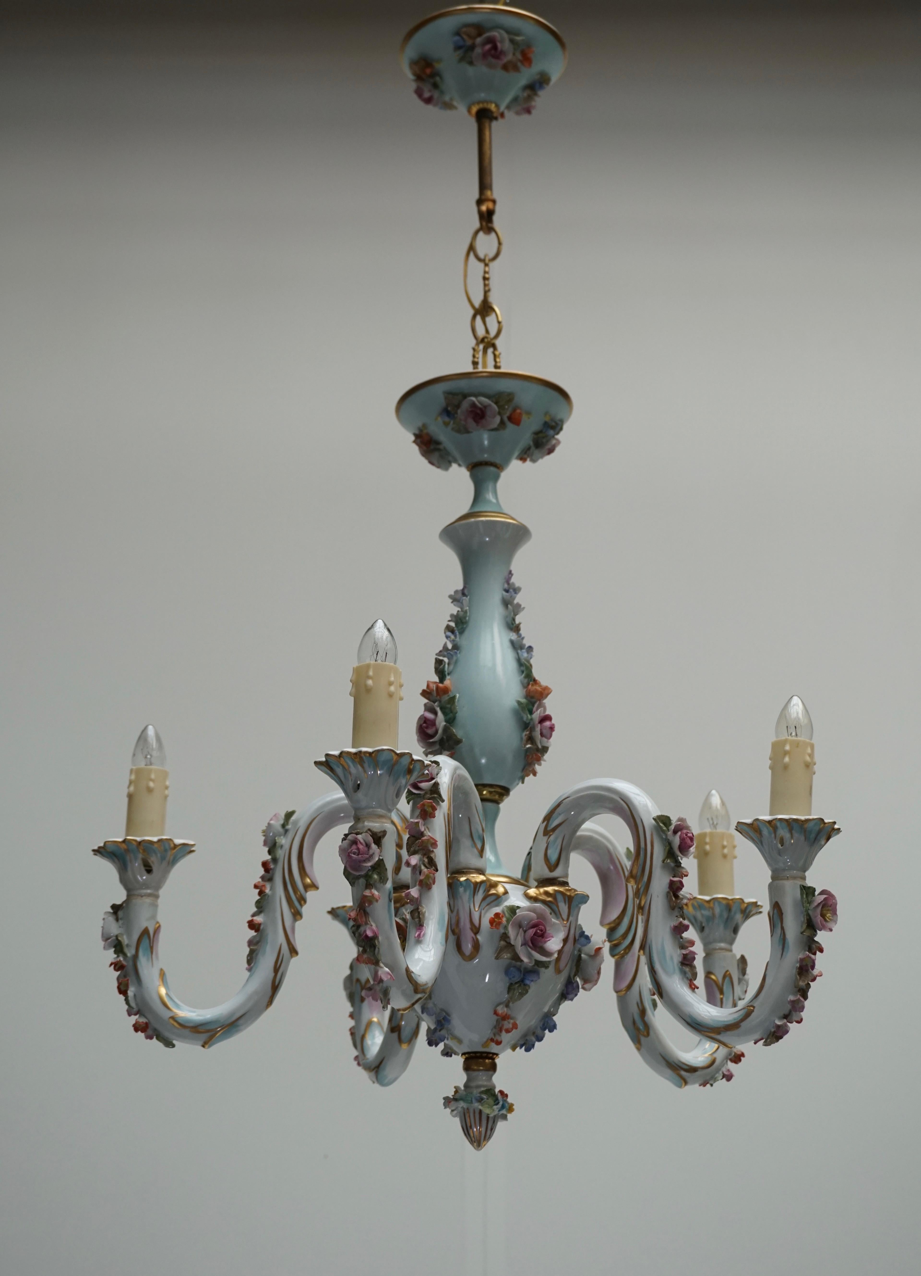 Porcelaine Lustre à cinq lumières en porcelaine de Capodimonte à motifs floraux, Italie en vente