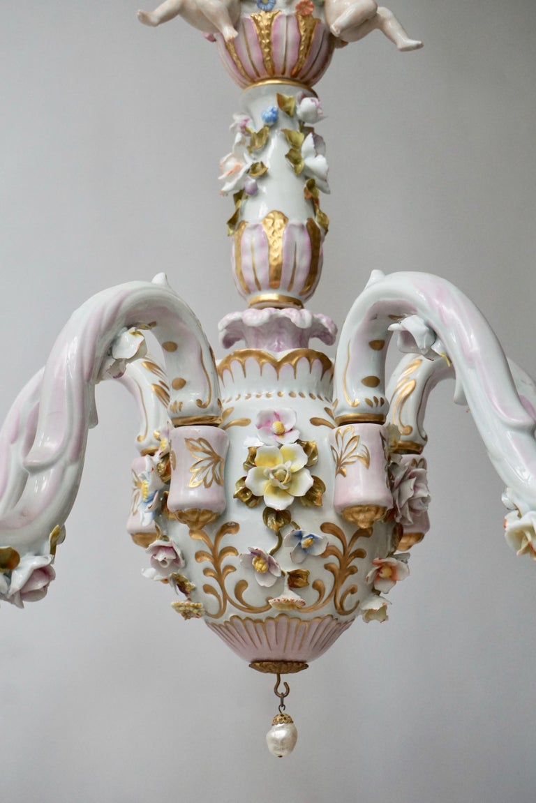 Capodimonte Porcelain Five Lights Chandelier with Putti and Floral Patterns For Sale 3