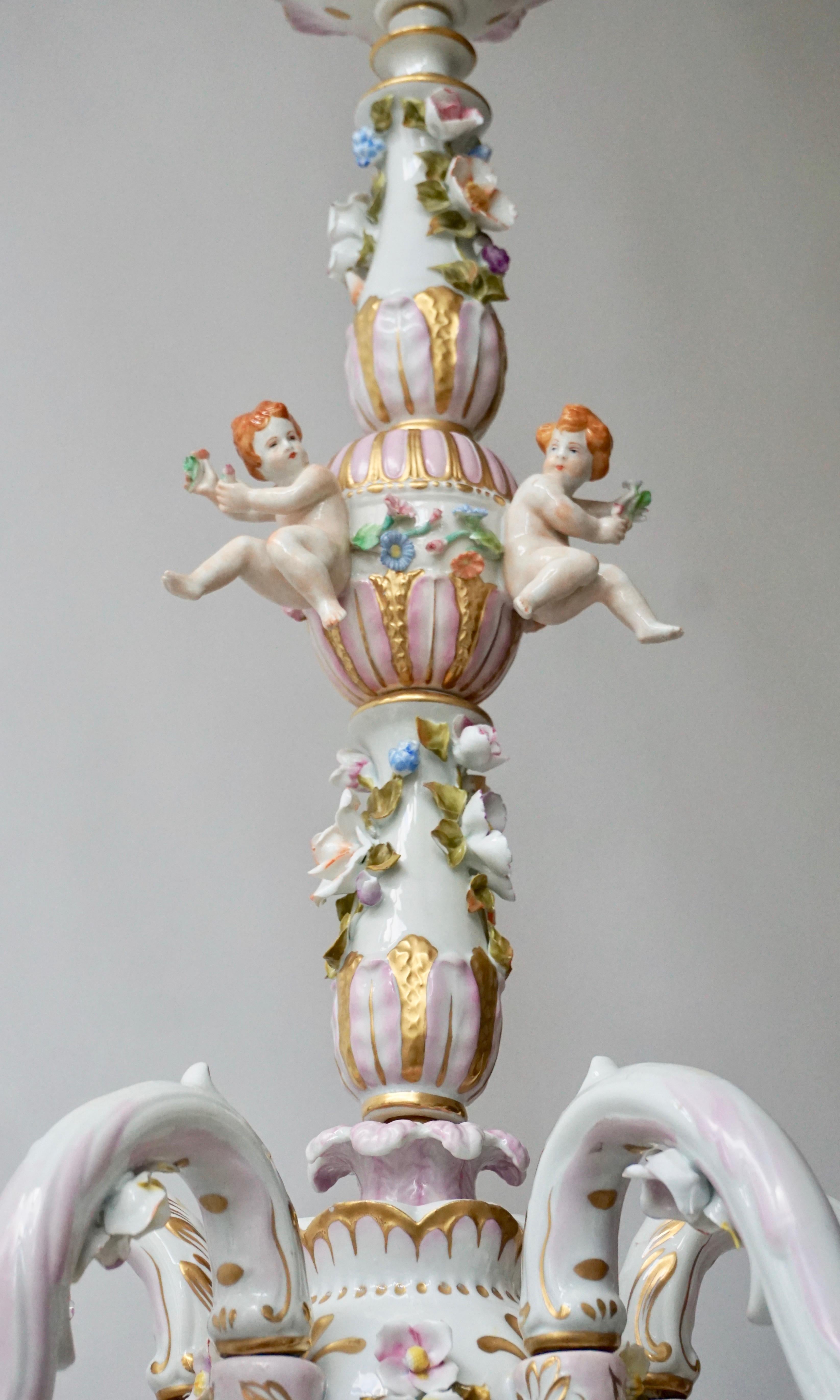 Capodimonte Porcelain Five Lights Chandelier with Putti and Floral Patterns For Sale 1