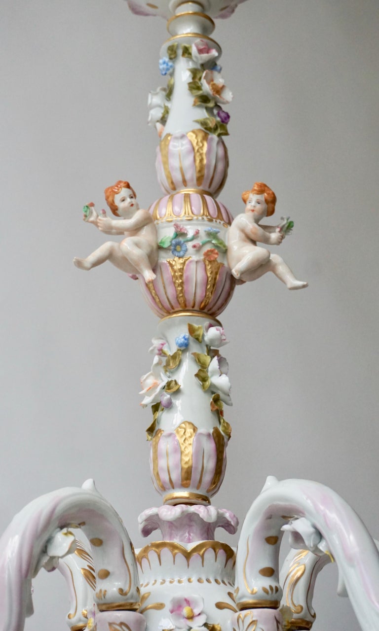 Capodimonte Porcelain Five Lights Chandelier with Putti and Floral Patterns For Sale 4
