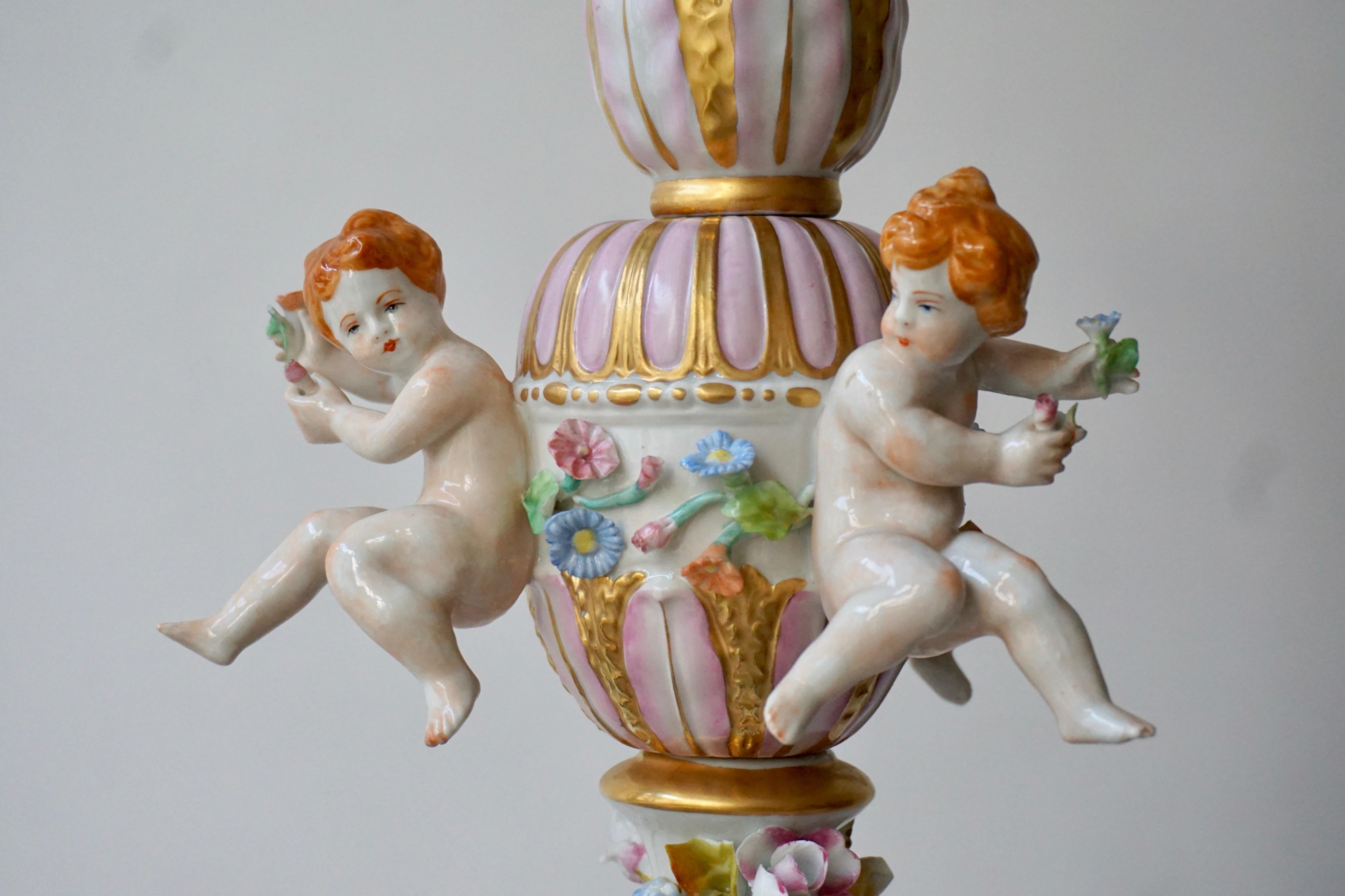 Lustre à cinq lumières en porcelaine de Capodimonte avec motifs de putti et de fleurs en vente 3
