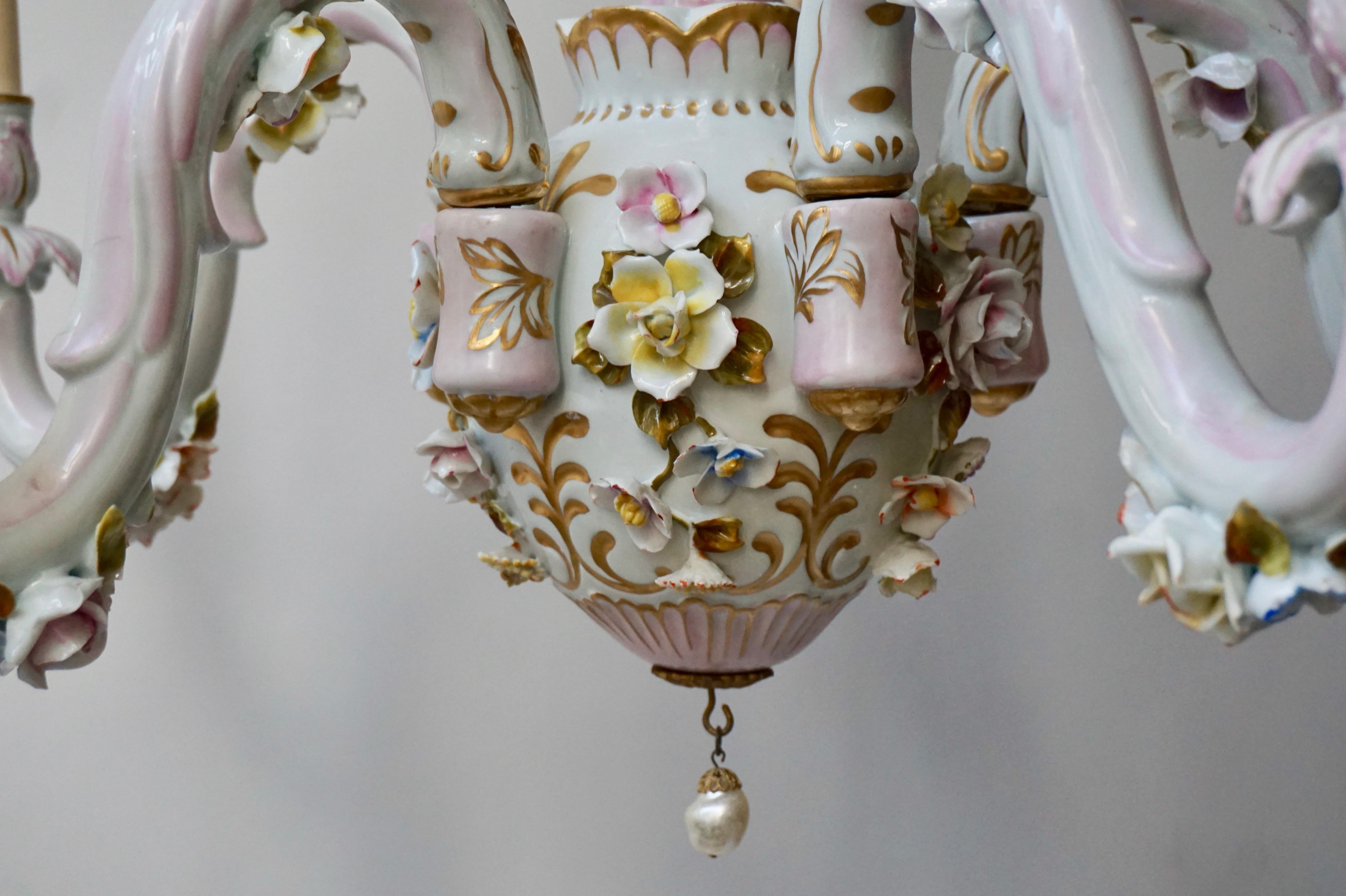 Capodimonte Porcelain Five Lights Chandelier with Putti and Floral Patterns For Sale 3