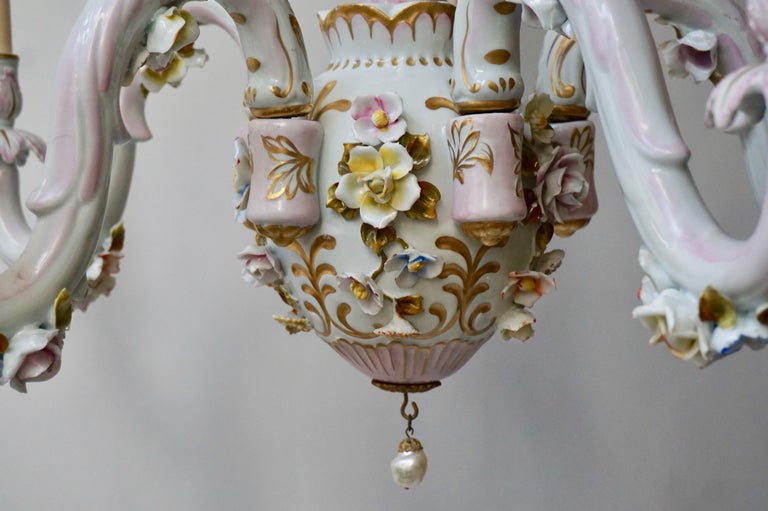 Capodimonte Porcelain Five Lights Chandelier with Putti and Floral Patterns For Sale 6