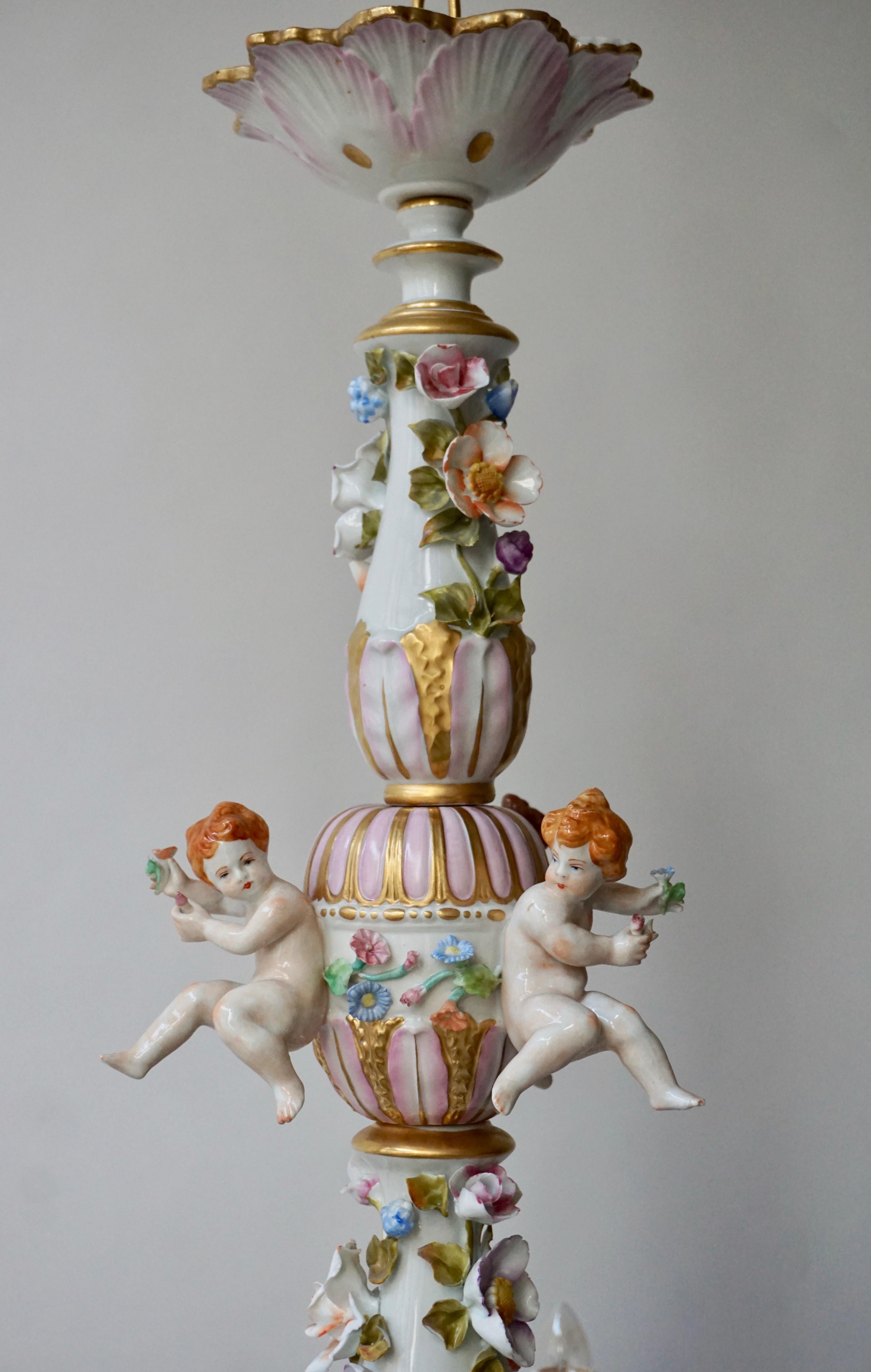 Lustre à cinq lumières en porcelaine de Capodimonte avec motifs de putti et de fleurs en vente 5