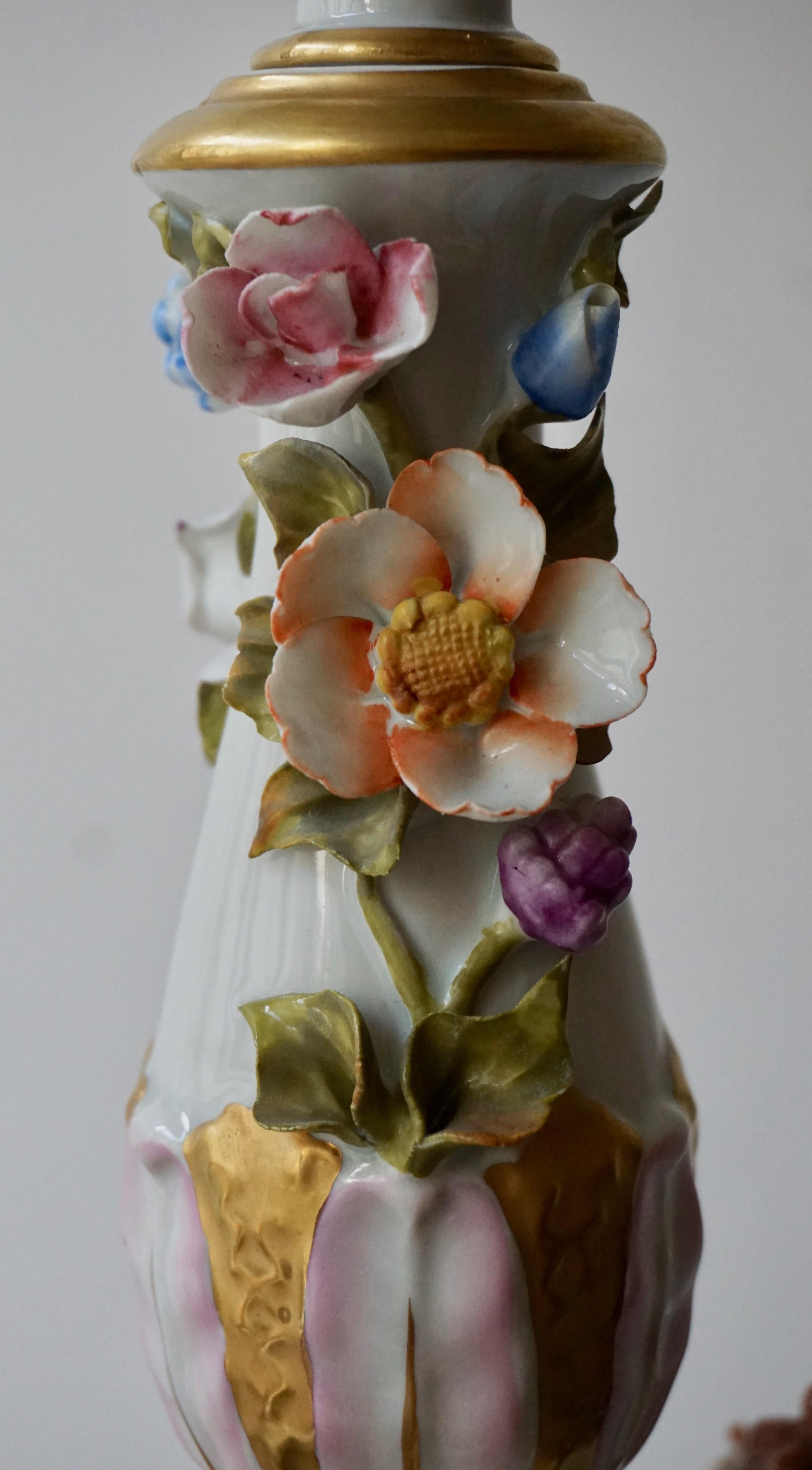 Capodimonte-Porzellan-Kronleuchter mit fünf Lichtern, Putten und Blumenmuster im Angebot 8