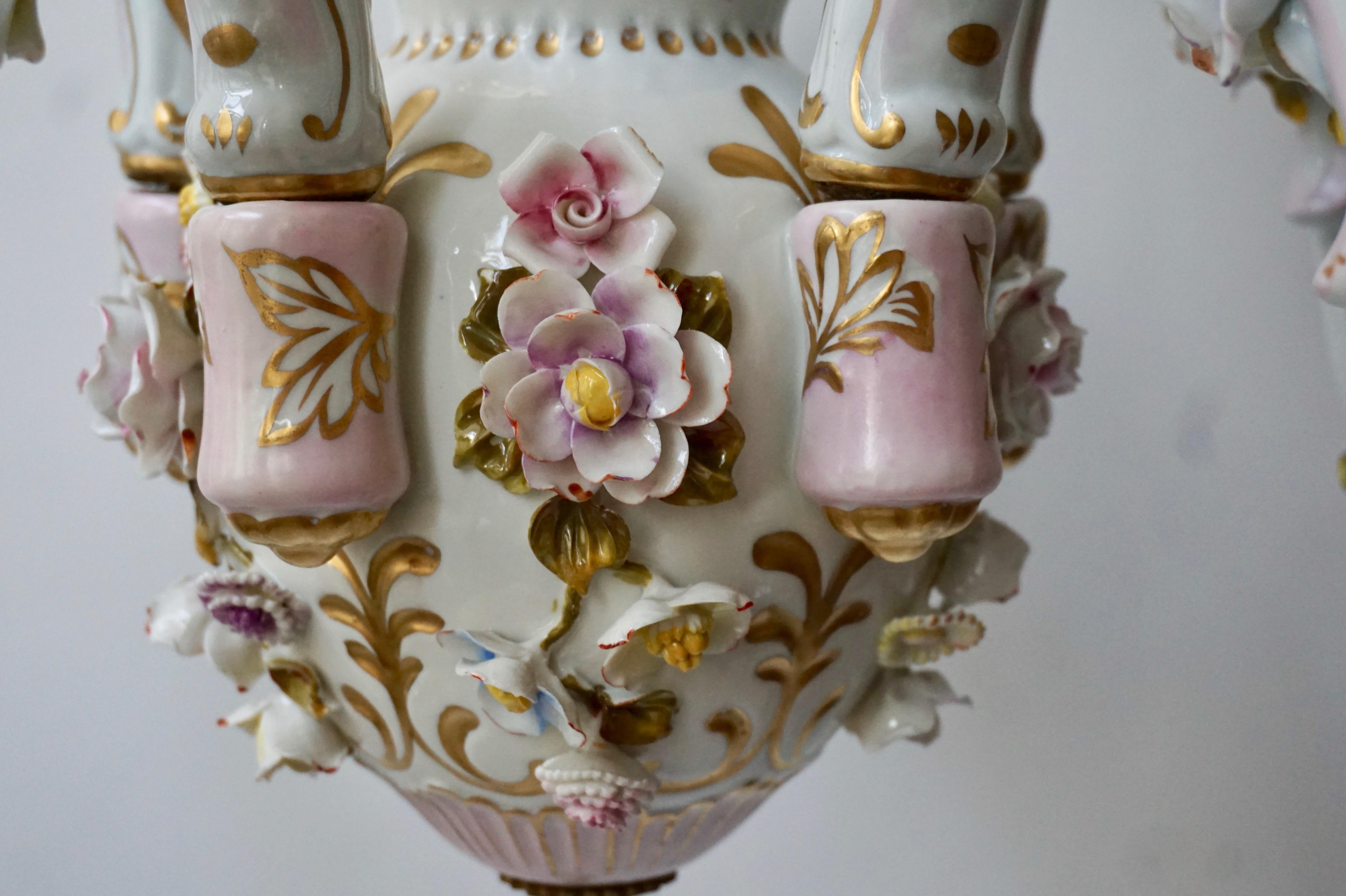 Capodimonte-Porzellan-Kronleuchter mit fünf Lichtern, Putten und Blumenmuster im Angebot 9