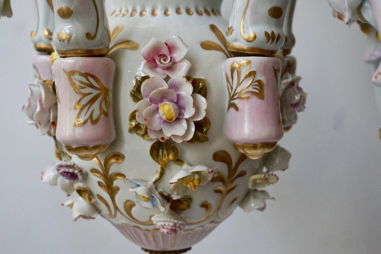 Capodimonte Porcelain Five Lights Chandelier with Putti and Floral Patterns For Sale 9