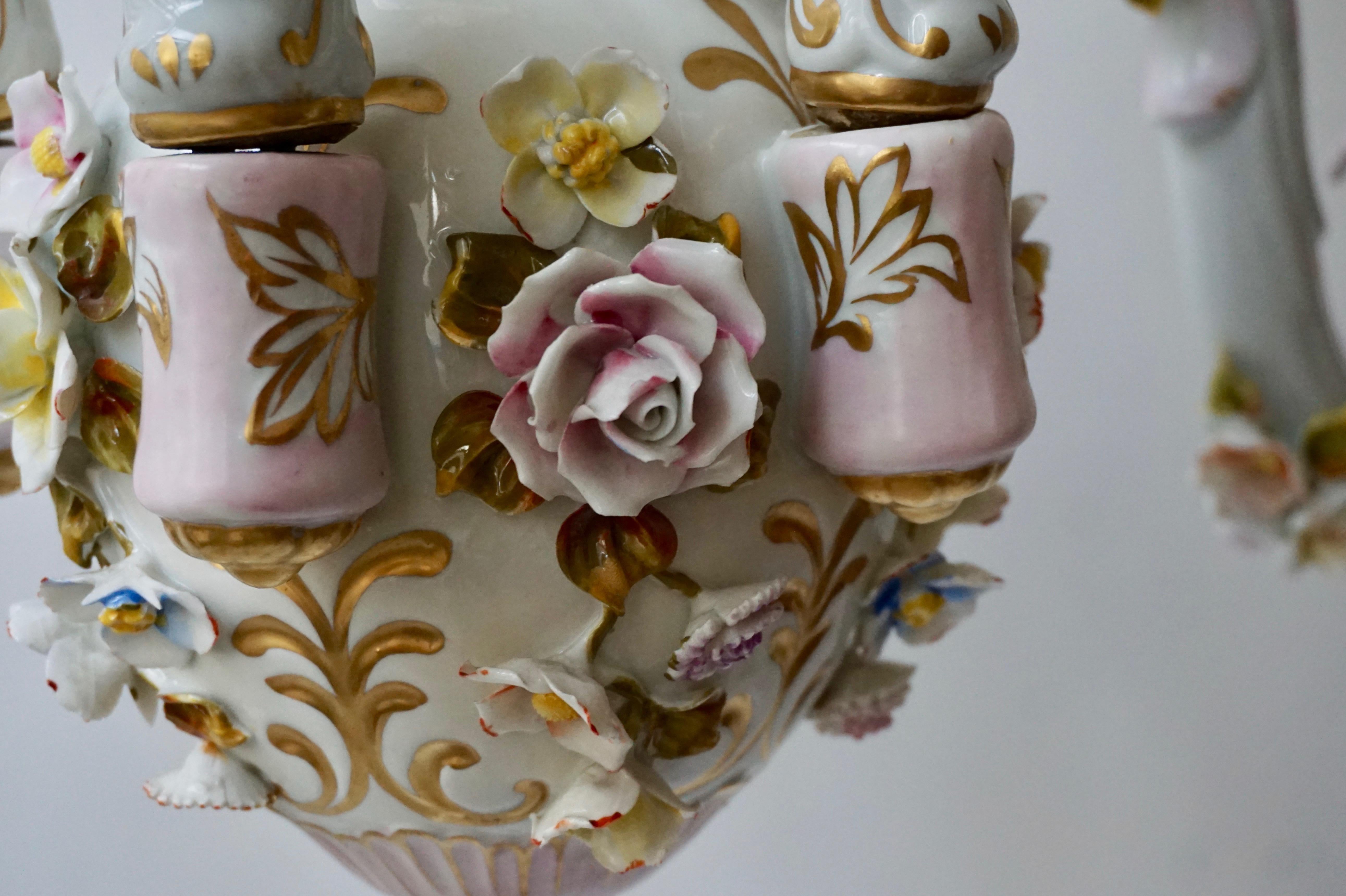 Lustre à cinq lumières en porcelaine de Capodimonte avec motifs de putti et de fleurs en vente 8