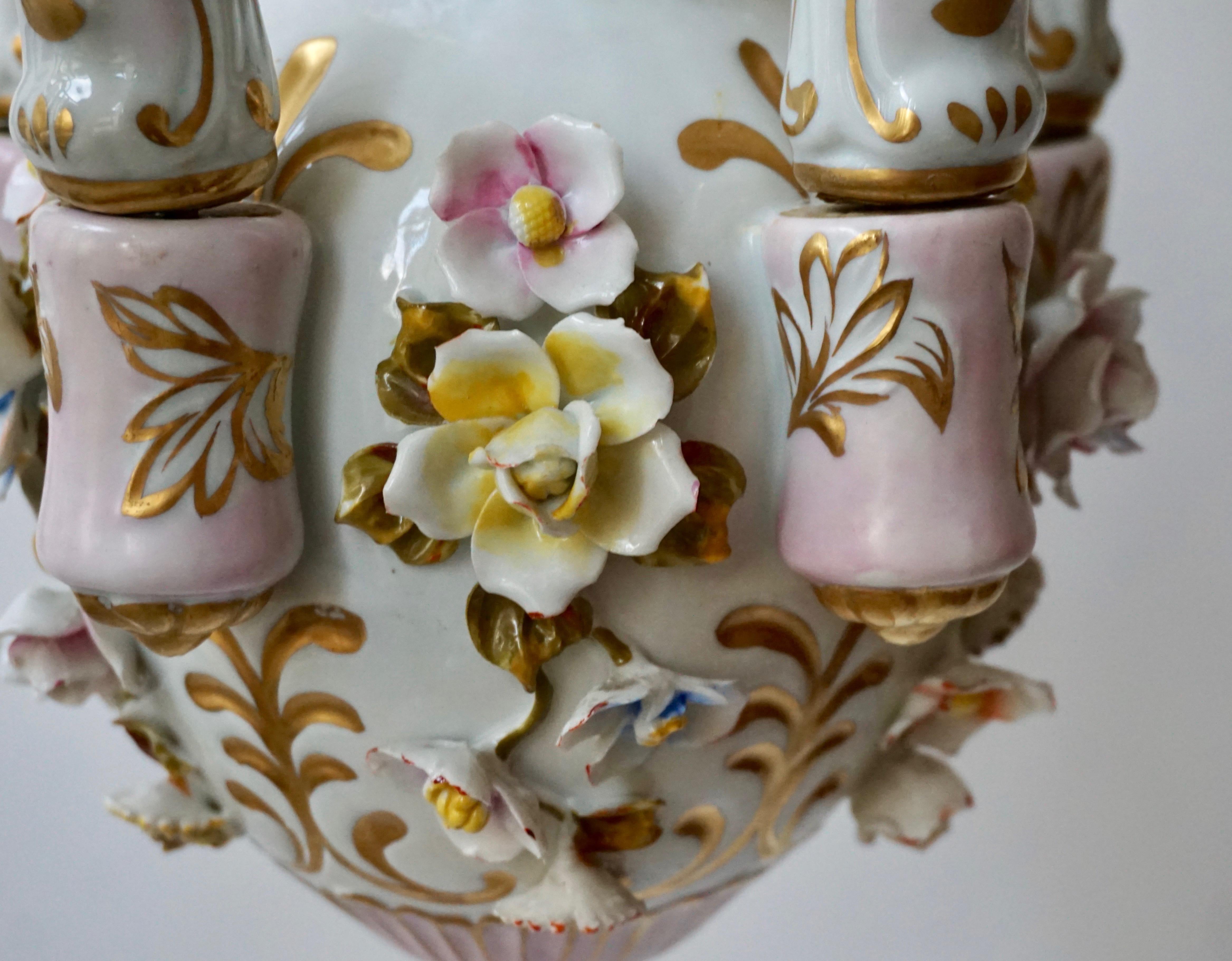 Lustre à cinq lumières en porcelaine de Capodimonte avec motifs de putti et de fleurs en vente 9