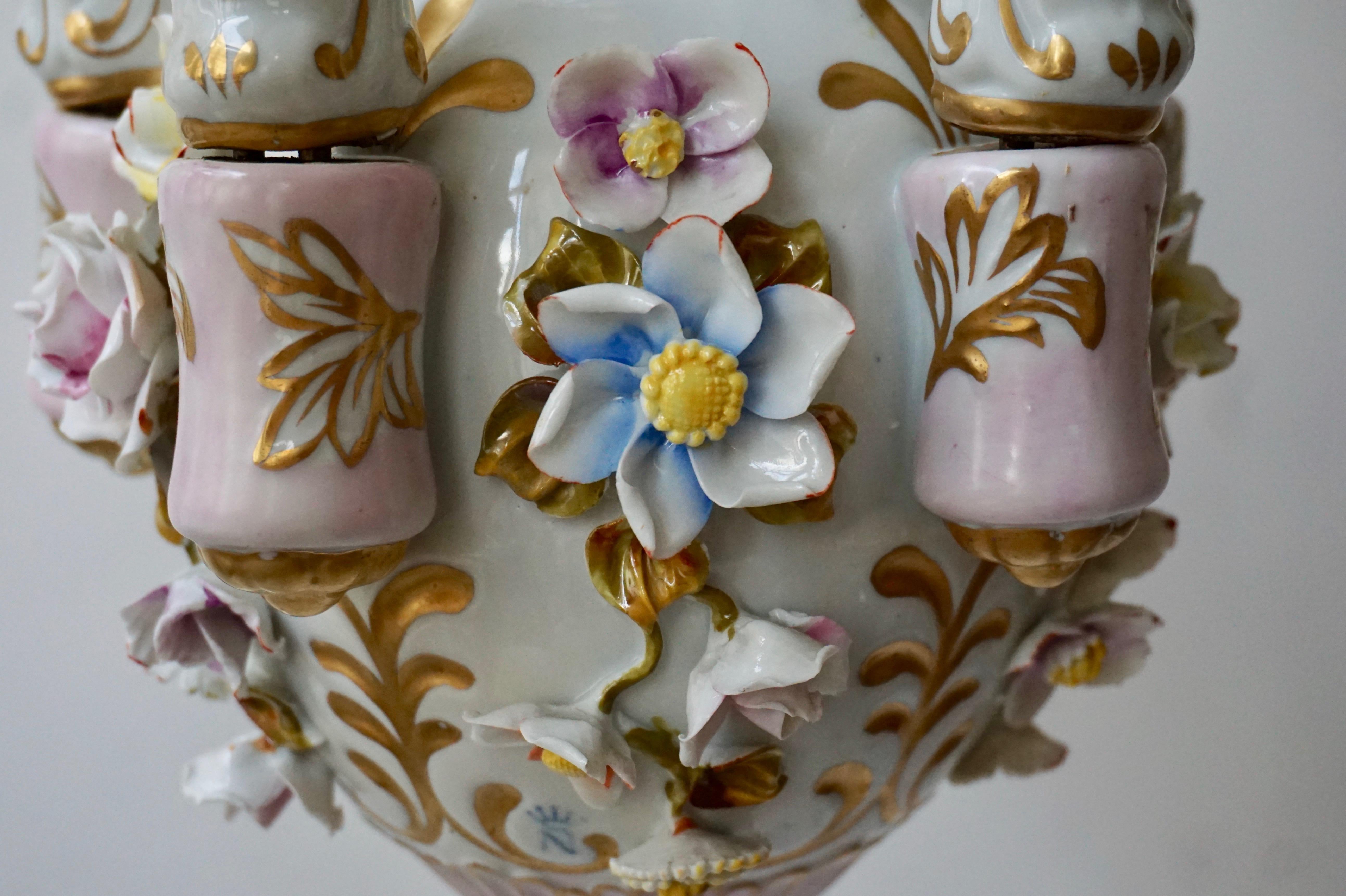 Lustre à cinq lumières en porcelaine de Capodimonte avec motifs de putti et de fleurs en vente 10