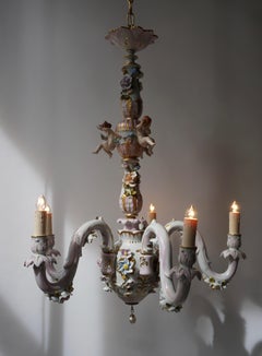 Capodimonte-Porzellan-Kronleuchter mit fünf Lichtern, Putten und Blumenmuster