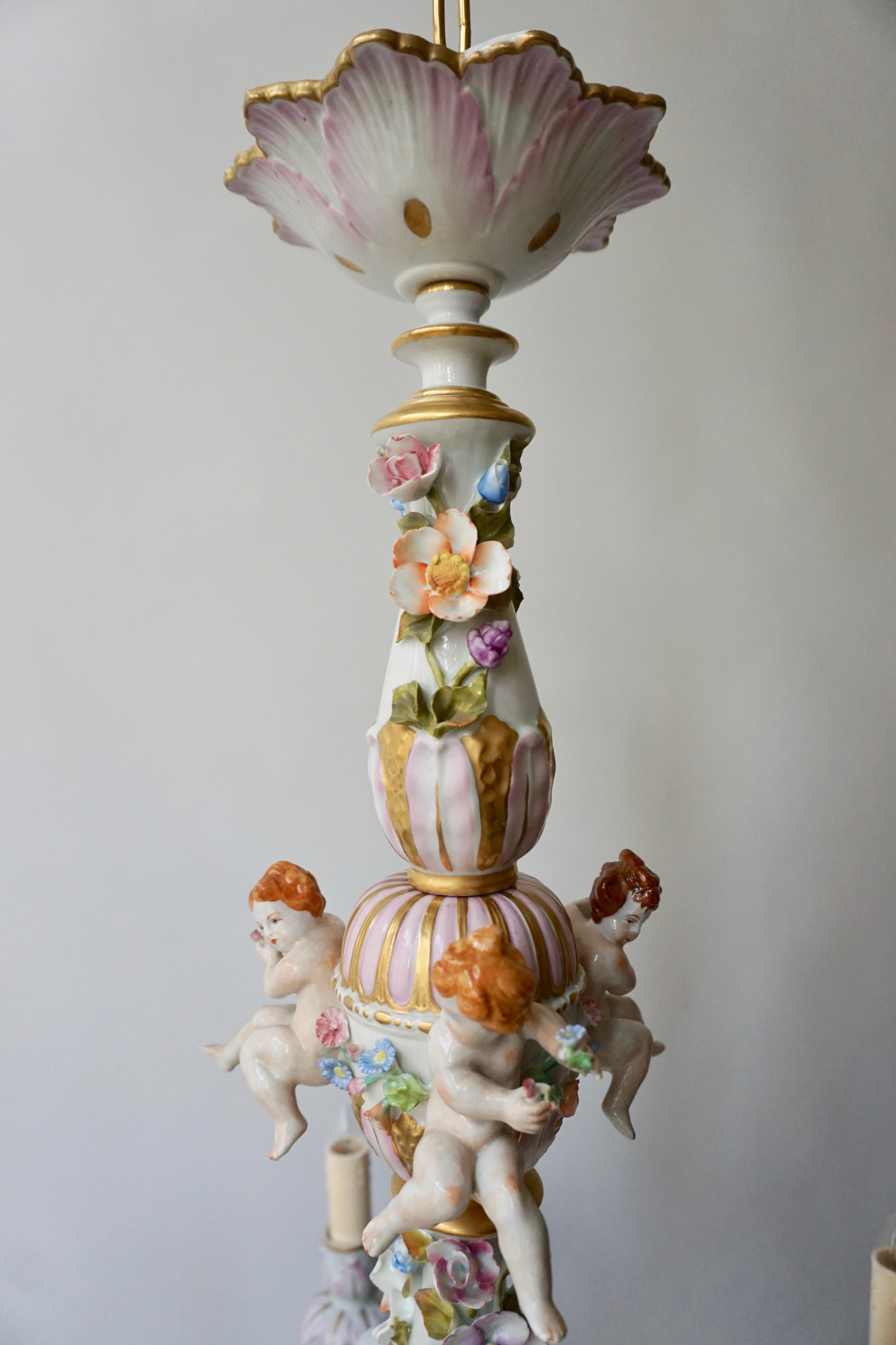 Capodimonte Porcelain Five Lights Chandelier with Putti and Floral Patterns For Sale 10