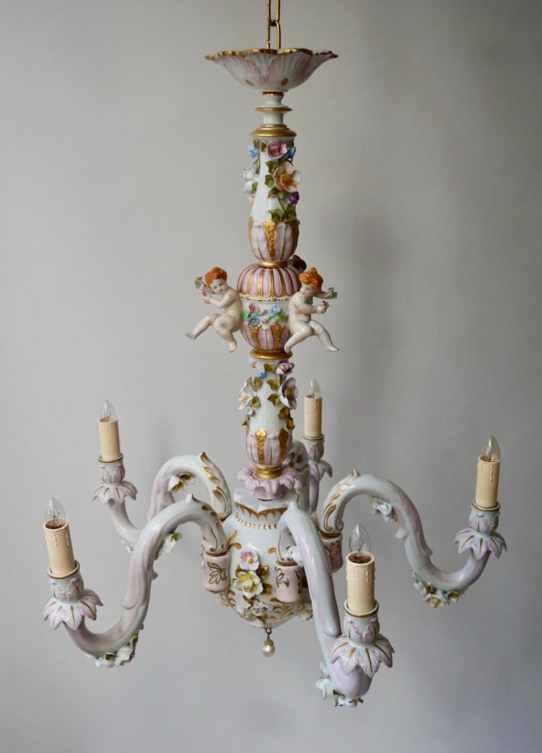 Italian Capodimonte Porcelain Five Lights Chandelier with Putti and Floral Patterns For Sale