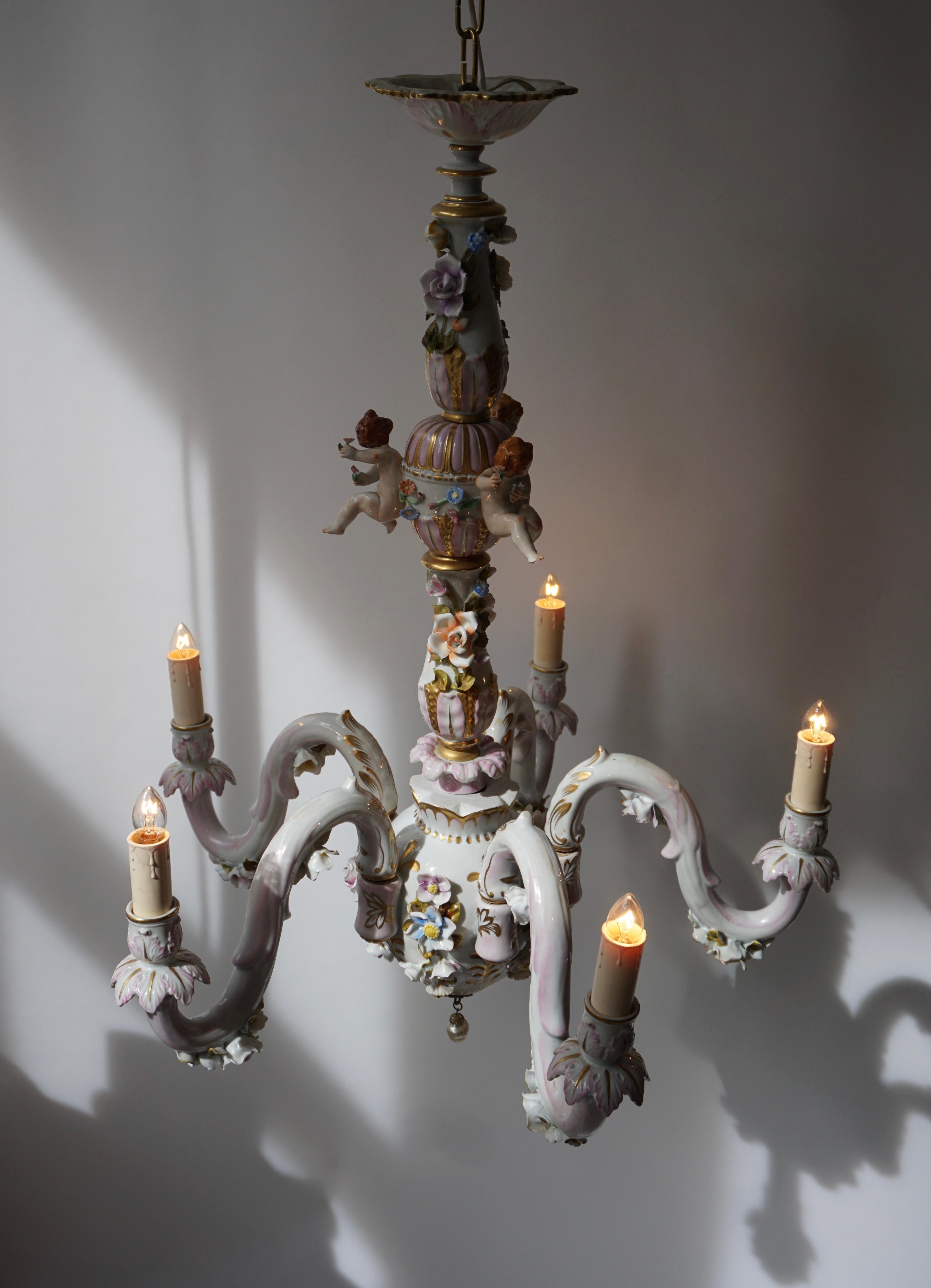 Mid-Century Modern Lustre à cinq lumières en porcelaine de Capodimonte avec motifs de putti et de fleurs en vente