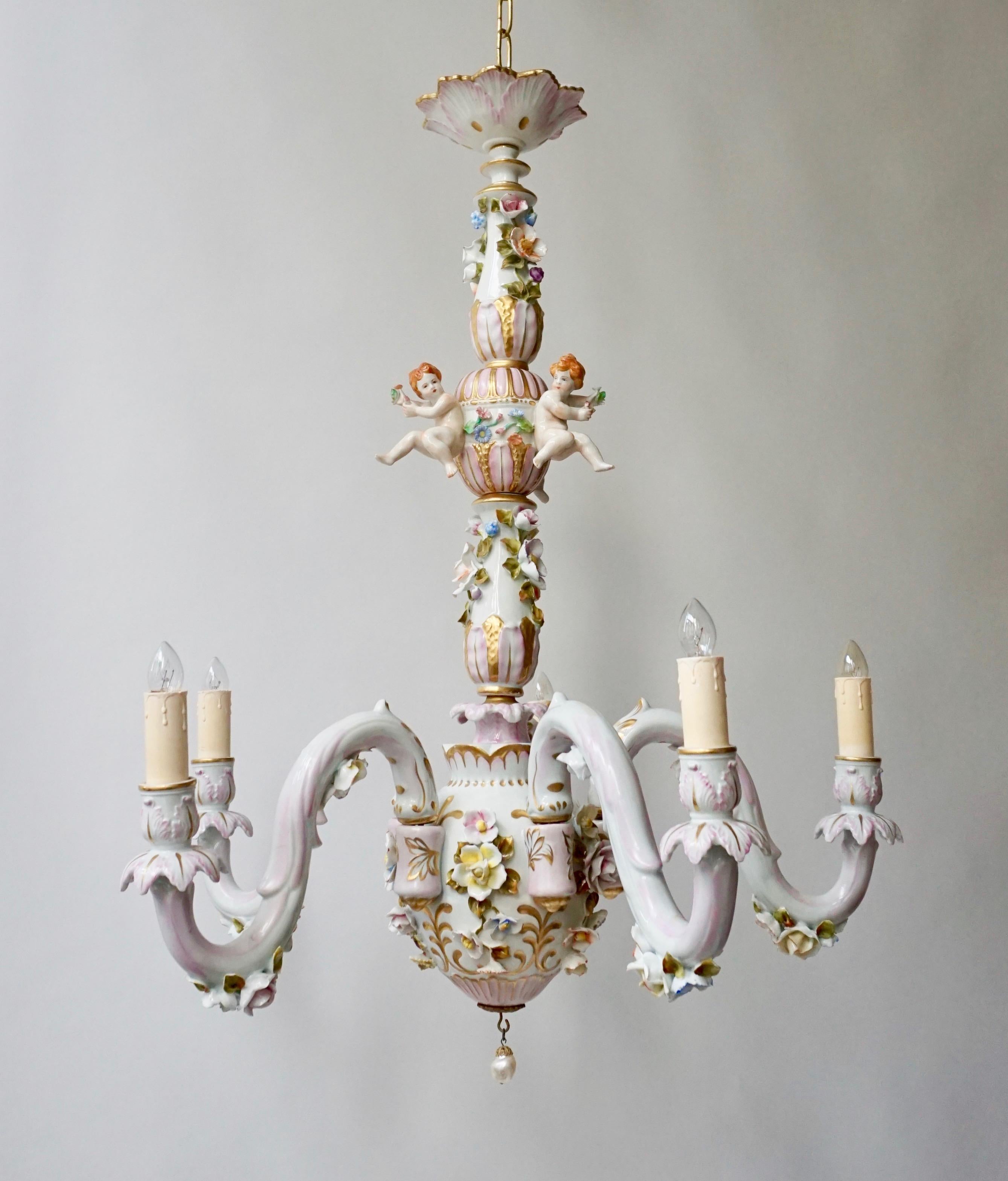 italien Lustre à cinq lumières en porcelaine de Capodimonte avec motifs de putti et de fleurs en vente
