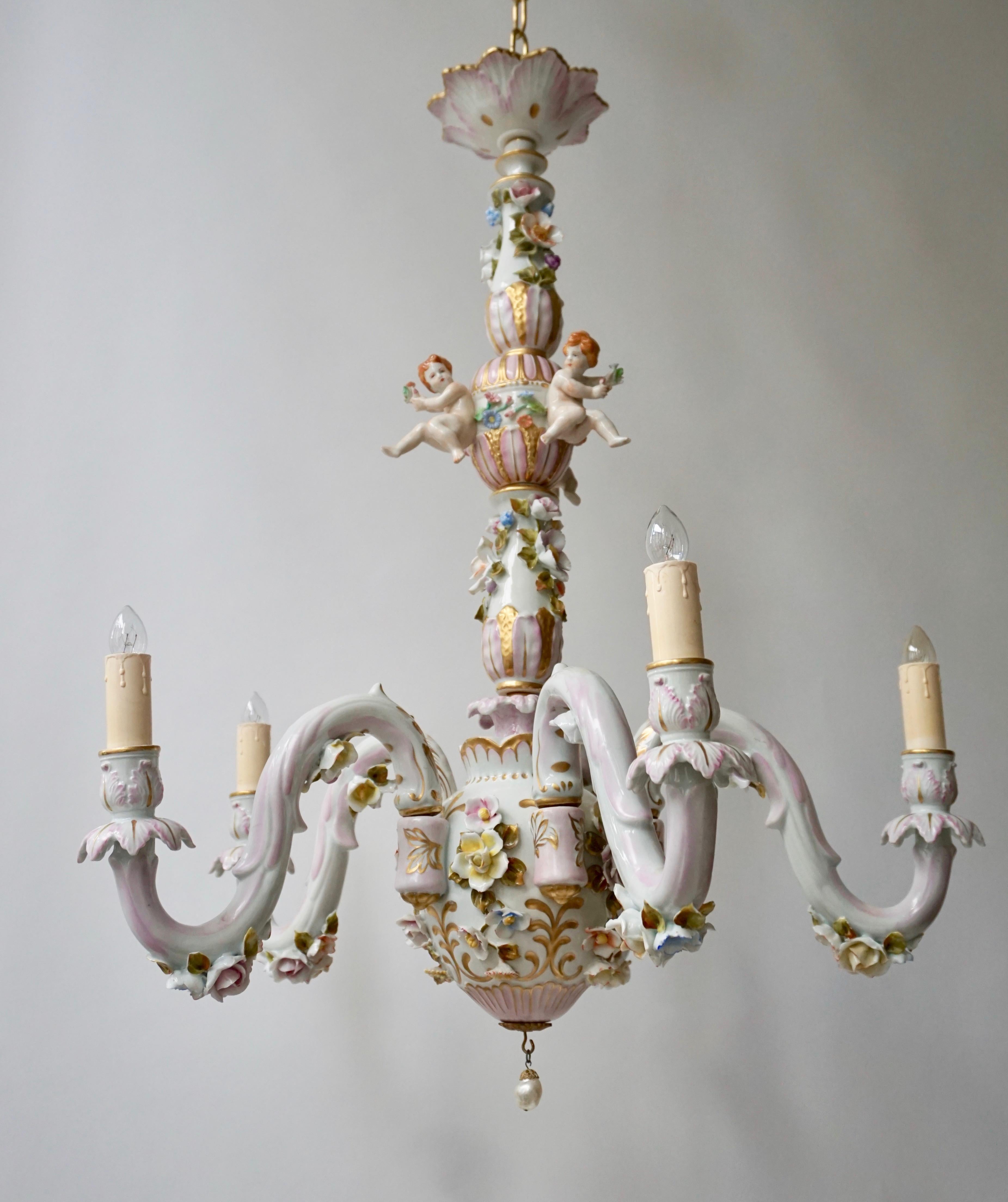 Capodimonte-Porzellan-Kronleuchter mit fünf Lichtern, Putten und Blumenmuster (Messing) im Angebot