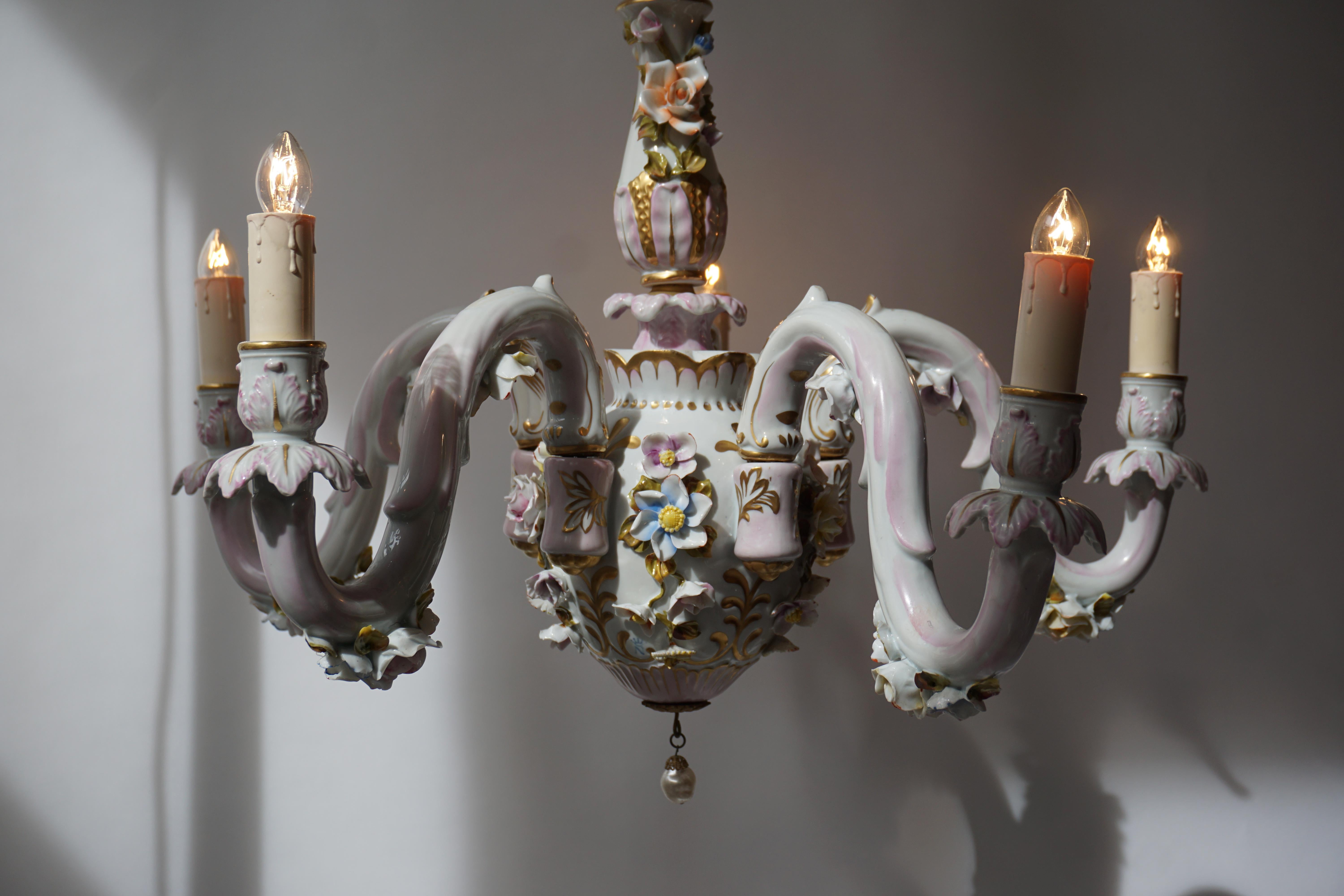 Capodimonte-Porzellan-Kronleuchter mit fünf Lichtern, Putten und Blumenmuster im Angebot 1