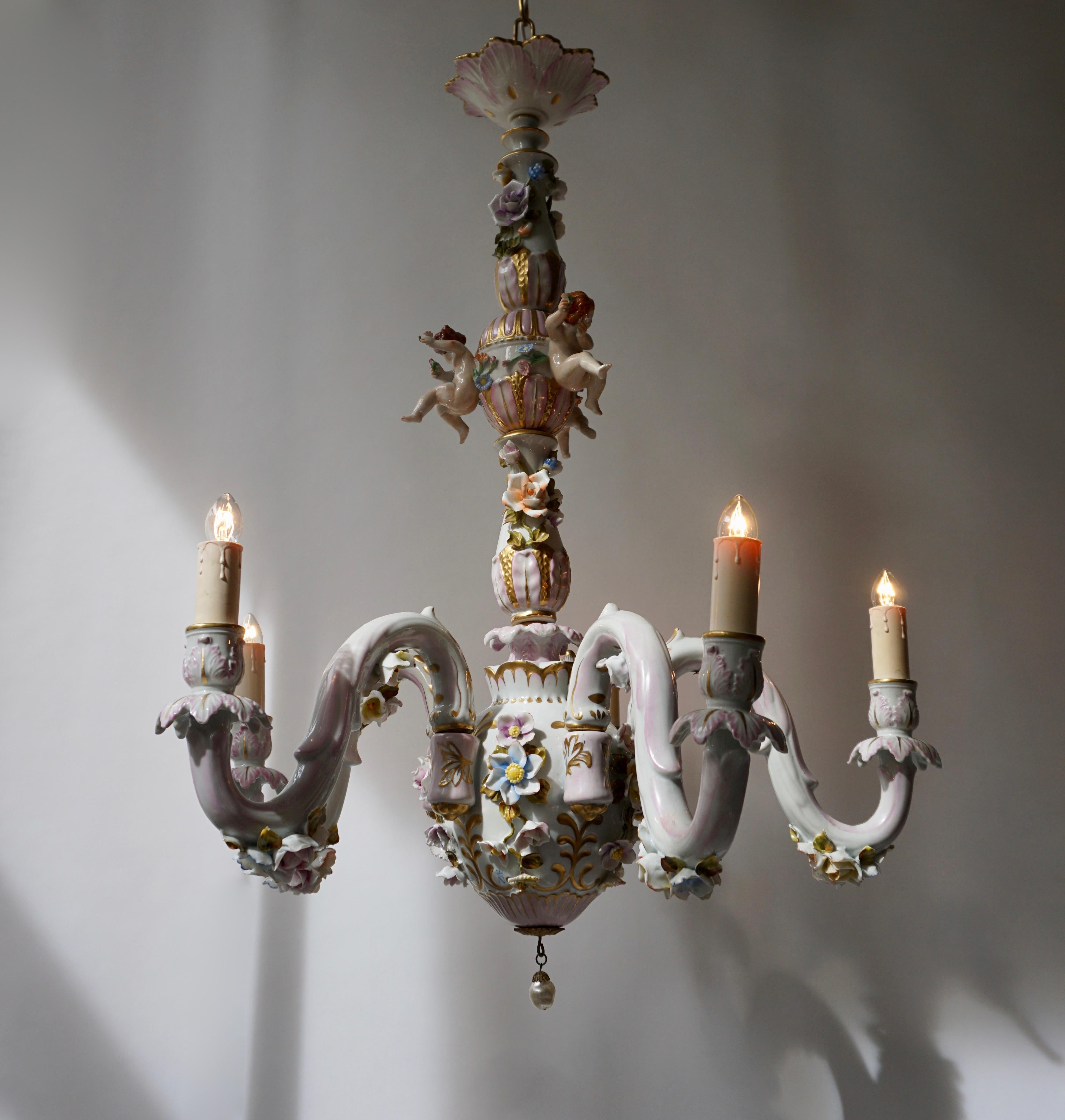 Laiton Lustre à cinq lumières en porcelaine de Capodimonte avec motifs de putti et de fleurs en vente
