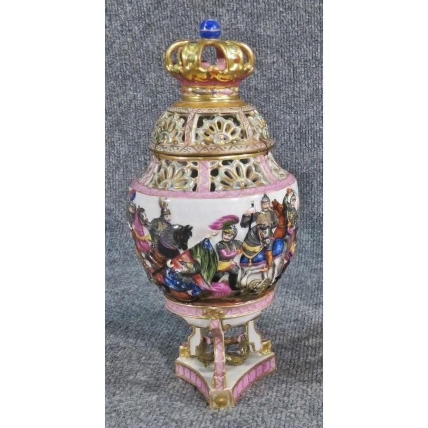 Capodimonte Porcelain Potpourri Covered Bowl - Gladiators, 19th Century For Sale 1